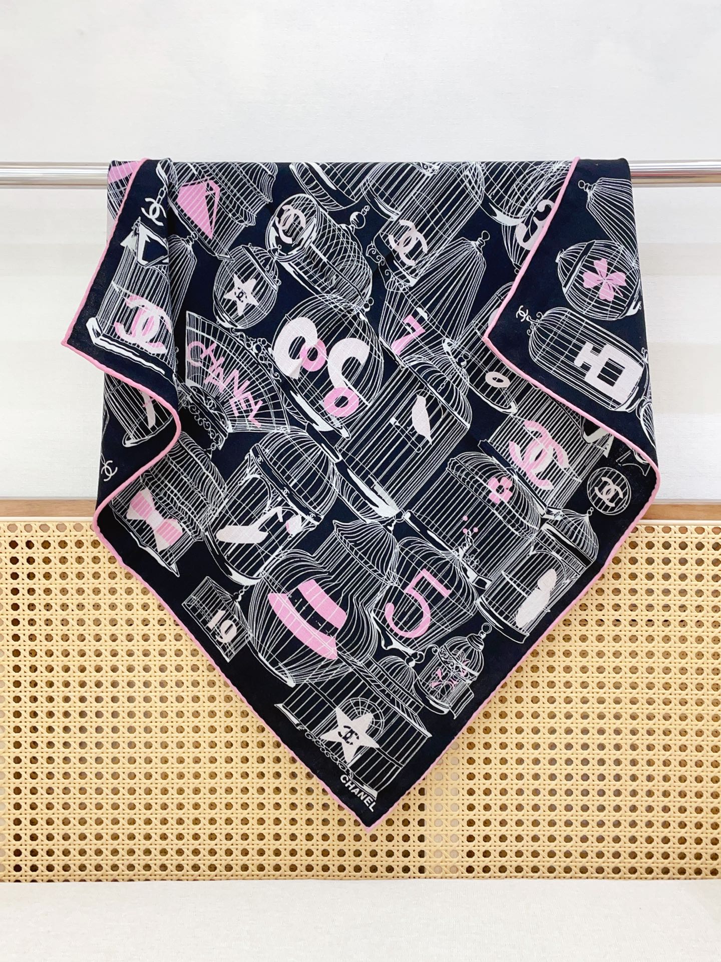 ✨✨【丝毛款 双面同色】新品小香家【小方巾】秋冬丝毛款 随意切换造型 ,小巧又不失优雅的款式 60*60