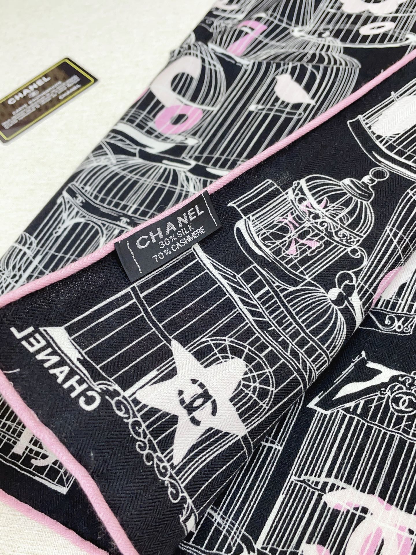 ✨✨【丝毛款 双面同色】新品小香家【小方巾】秋冬丝毛款 随意切换造型 ,小巧又不失优雅的款式 60*60