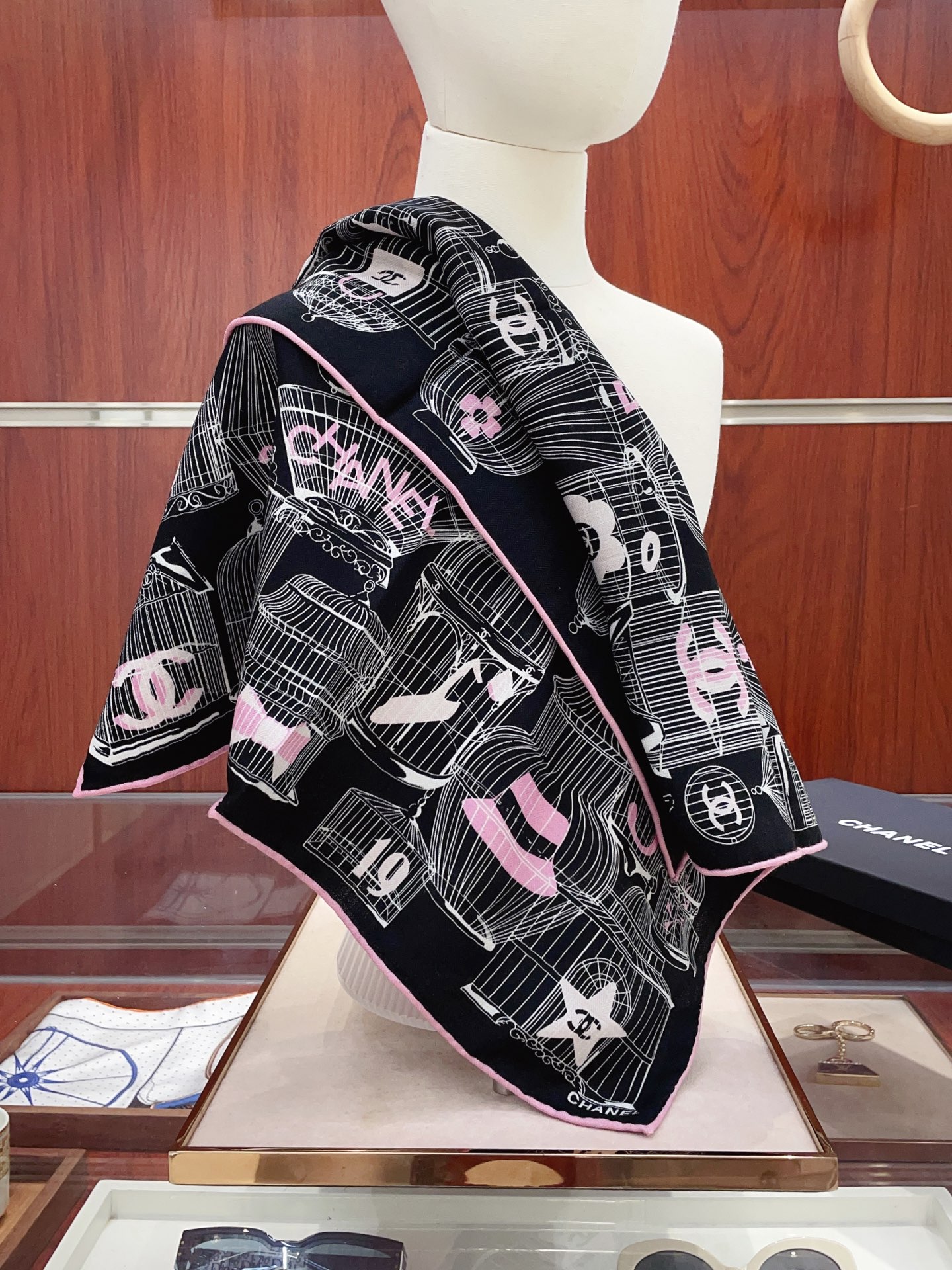 NO:542125,[Silk wool style, double-sided and same color] New Xiaoxiangjia [small square scarf] Autumn and winter silk wool style, switch the shape at will, small and elegant style 60*60 gold size, high-end and fashionable without being too ostentatious, very design-like~ temperament to the bone!  The new series released this year~ It is really beautiful with such a design!  Must-in!  The upper body effect is so high-end and elegant!  High-version scarf, high-version scarf, chanel, gold19860909【丝毛款 双面同色】新品小香家【小方巾】秋冬丝毛款 随意切换造型 ,小巧又不失优雅的款式 60*60 黄金尺寸 高级时尚又不会过于张扬,很有设计感~气质到骨子里！今年新出的系列~真的被这样的设计美！必入！上身效果简直高级优雅气质到不行！高版本围巾,高版本围巾,chanel,gold,scarf