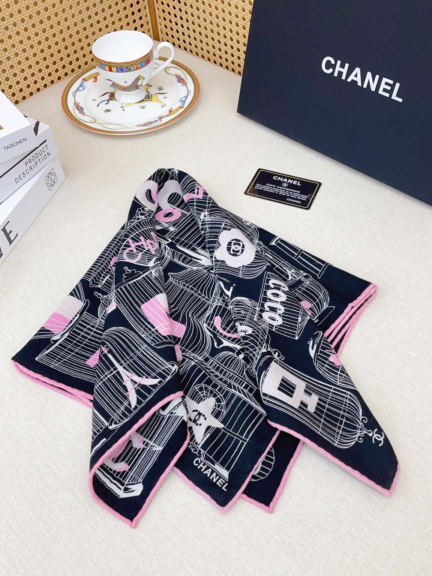 ✨✨【丝毛款 双面同色】新品小香家【小方巾】秋冬丝毛款 随意切换造型 ,小巧又不失优雅的款式 60*60