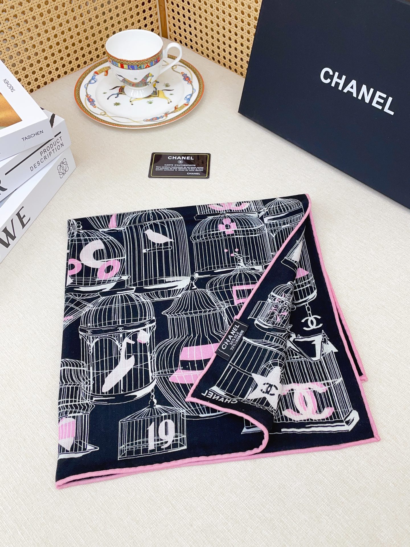 ✨✨【丝毛款 双面同色】新品小香家【小方巾】秋冬丝毛款 随意切换造型 ,小巧又不失优雅的款式 60*60