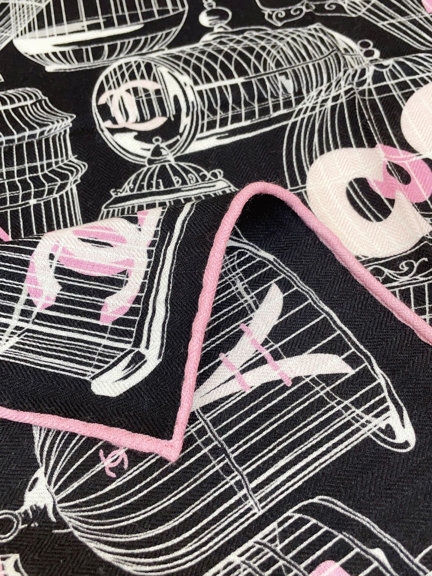 ✨✨【丝毛款 双面同色】新品小香家【小方巾】秋冬丝毛款 随意切换造型 ,小巧又不失优雅的款式 60*60