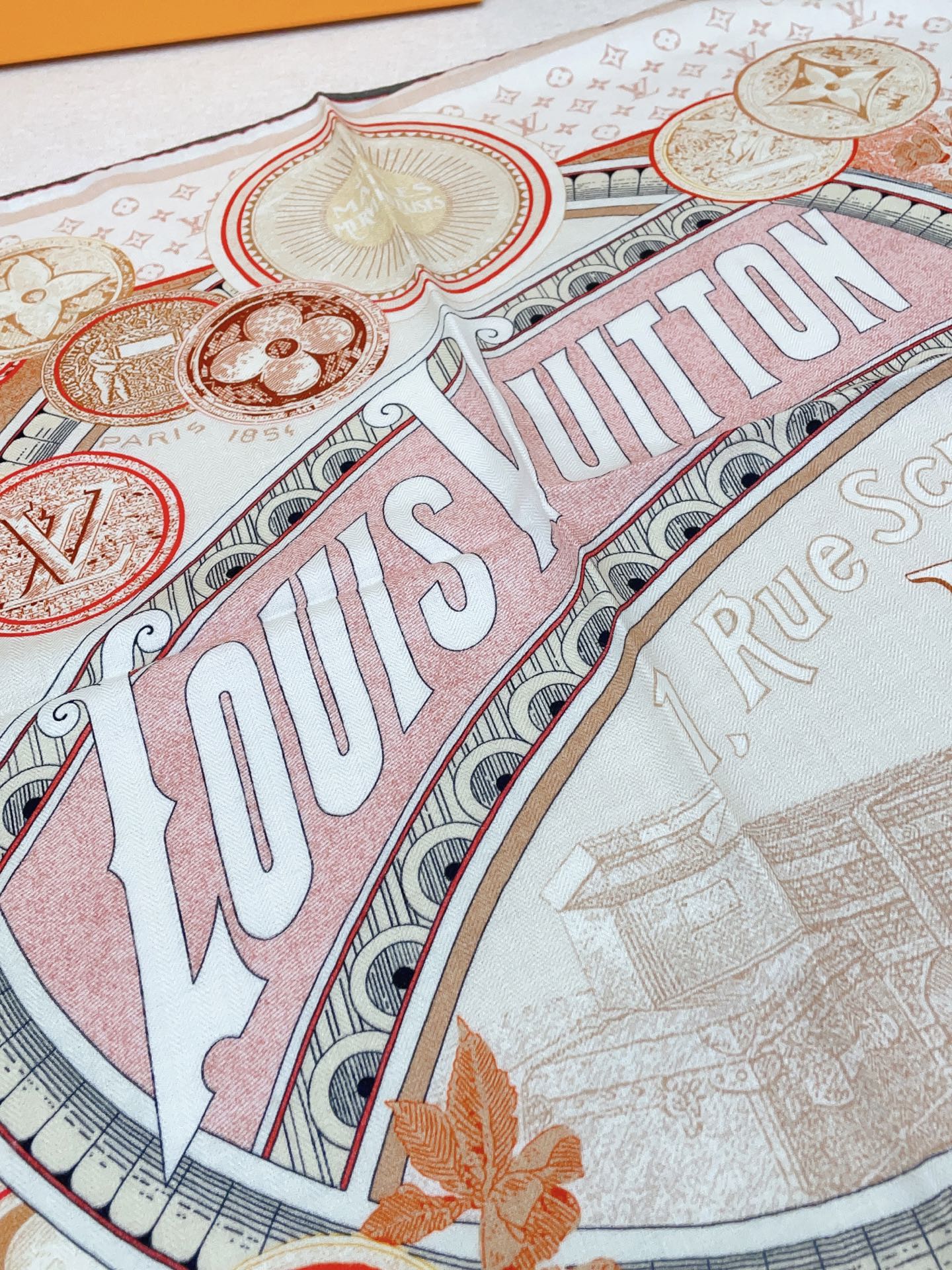 ✨✨【丝毛款 双面同色】新品 L家【小方巾】秋冬丝毛款 随意切换造型 ,小巧又不失优雅的款式 60*60