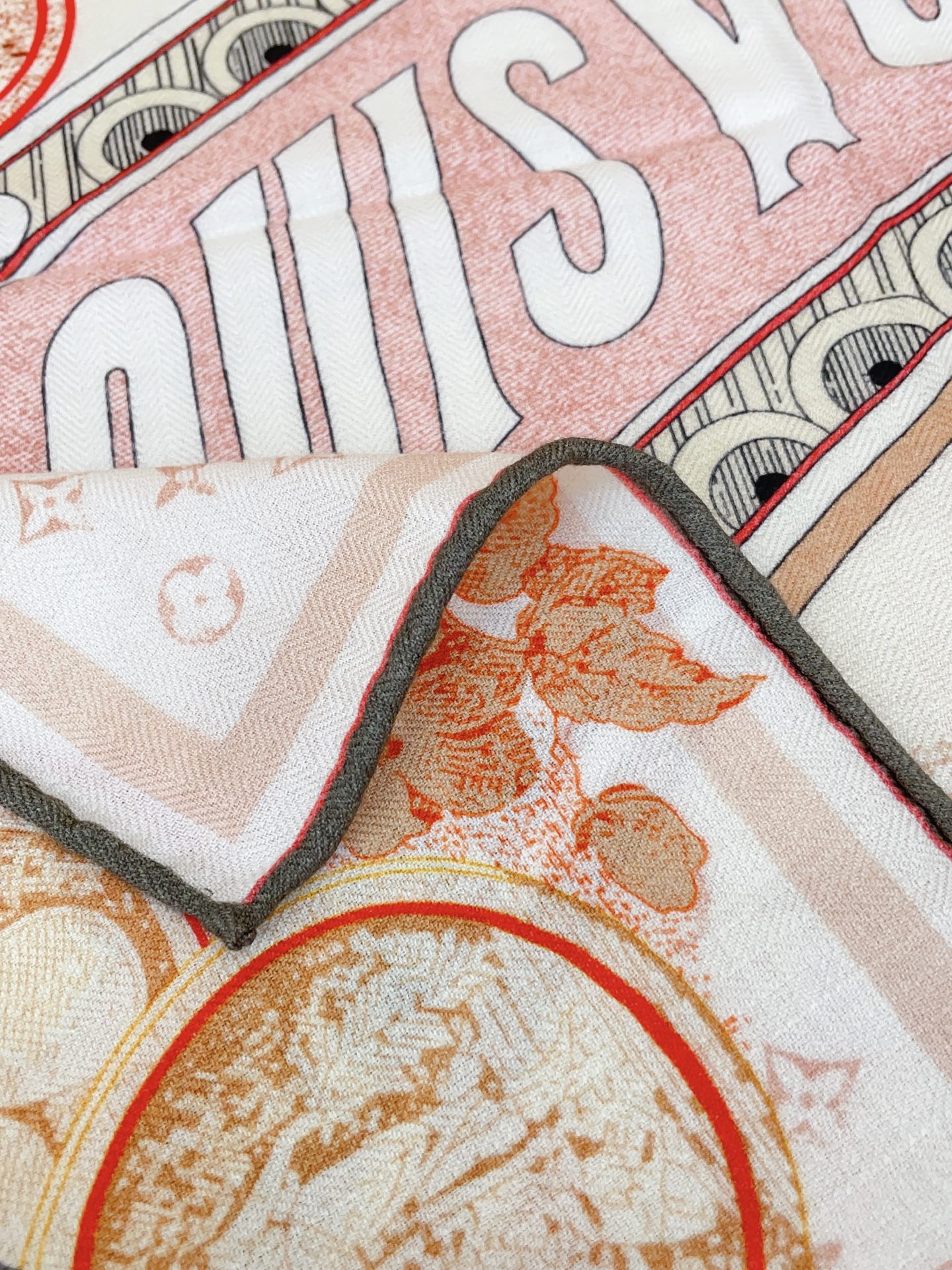 ✨✨【丝毛款 双面同色】新品 L家【小方巾】秋冬丝毛款 随意切换造型 ,小巧又不失优雅的款式 60*60