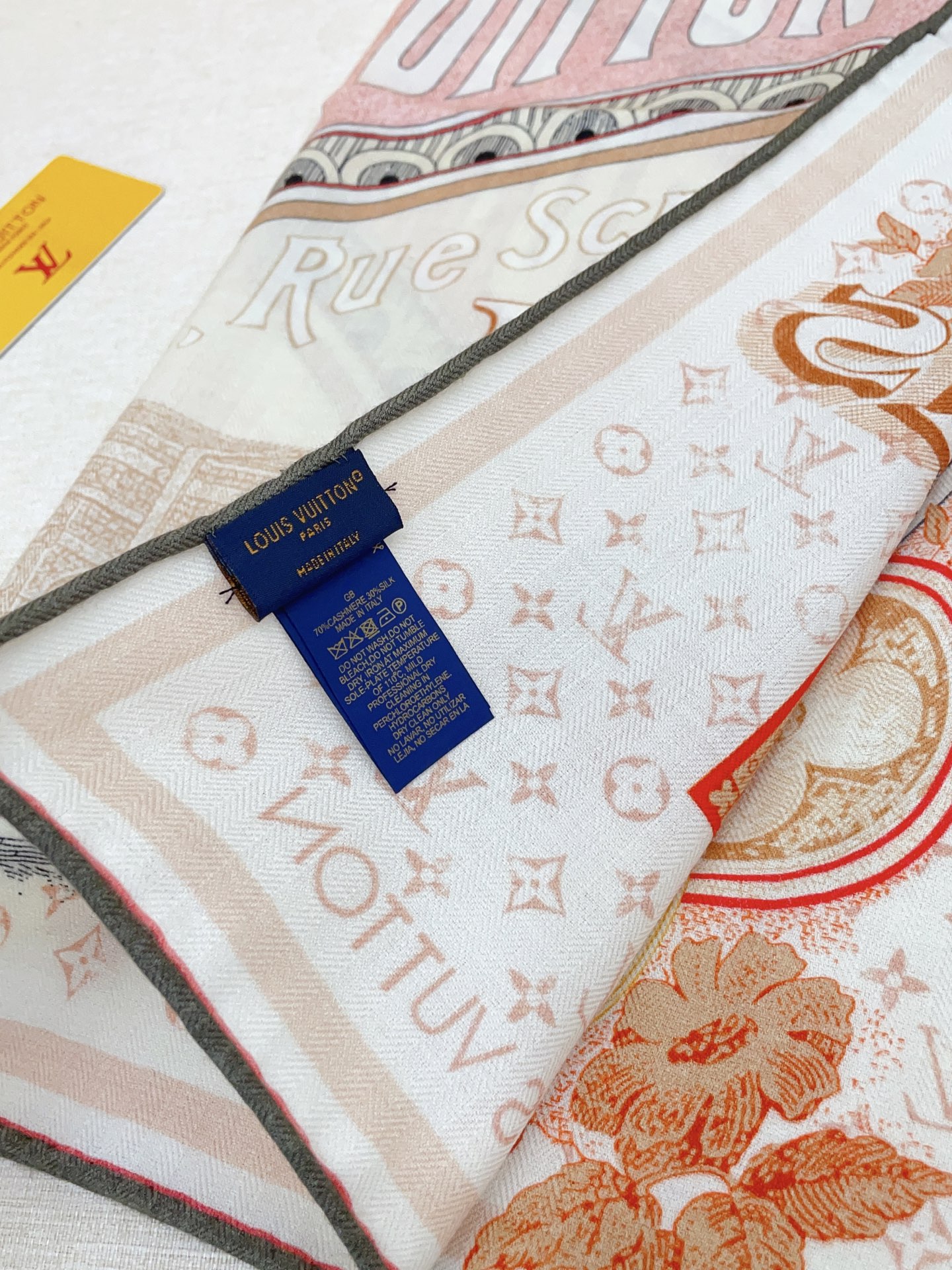 ✨✨【丝毛款 双面同色】新品 L家【小方巾】秋冬丝毛款 随意切换造型 ,小巧又不失优雅的款式 60*60