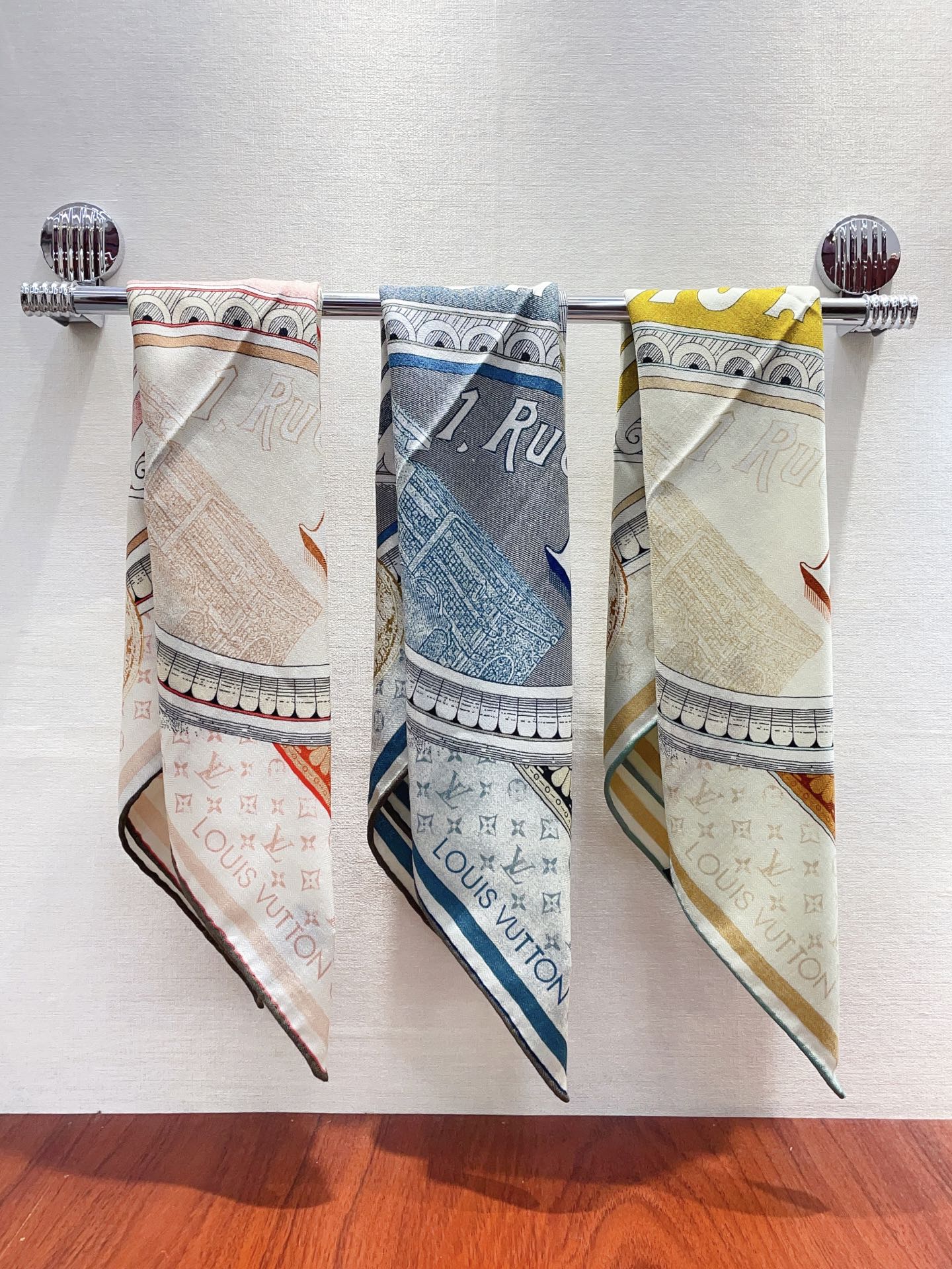 ✨✨【丝毛款 双面同色】新品 L家【小方巾】秋冬丝毛款 随意切换造型 ,小巧又不失优雅的款式 60*60