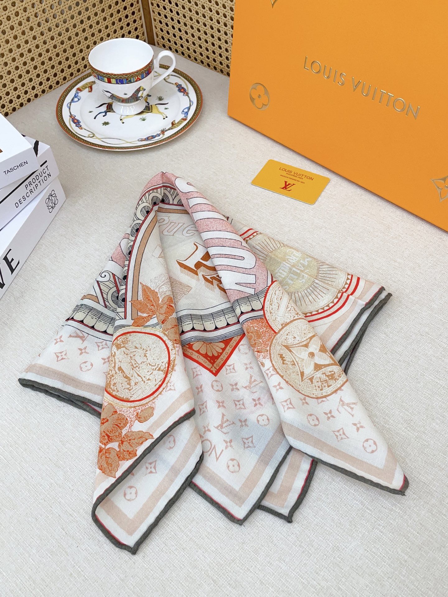 ✨✨【丝毛款 双面同色】新品 L家【小方巾】秋冬丝毛款 随意切换造型 ,小巧又不失优雅的款式 60*60