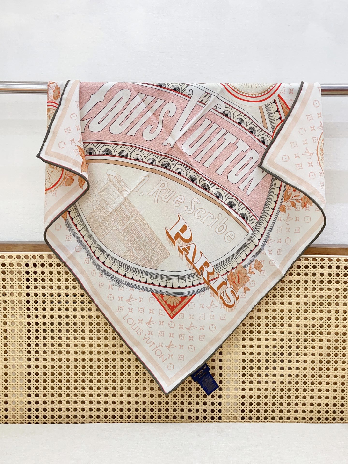 ✨✨【丝毛款 双面同色】新品 L家【小方巾】秋冬丝毛款 随意切换造型 ,小巧又不失优雅的款式 60*60