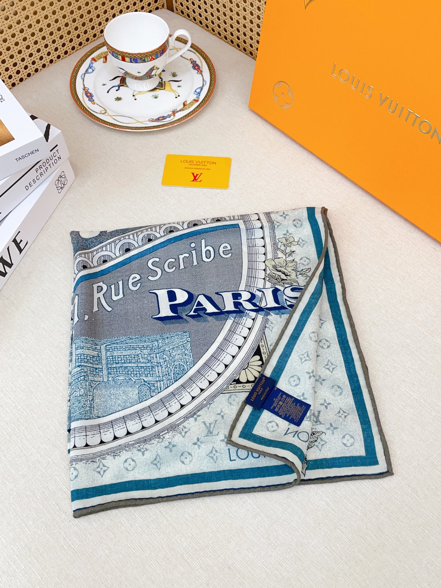 ✨✨【丝毛款 双面同色】新品 L家【小方巾】秋冬丝毛款 随意切换造型 ,小巧又不失优雅的款式 60*60