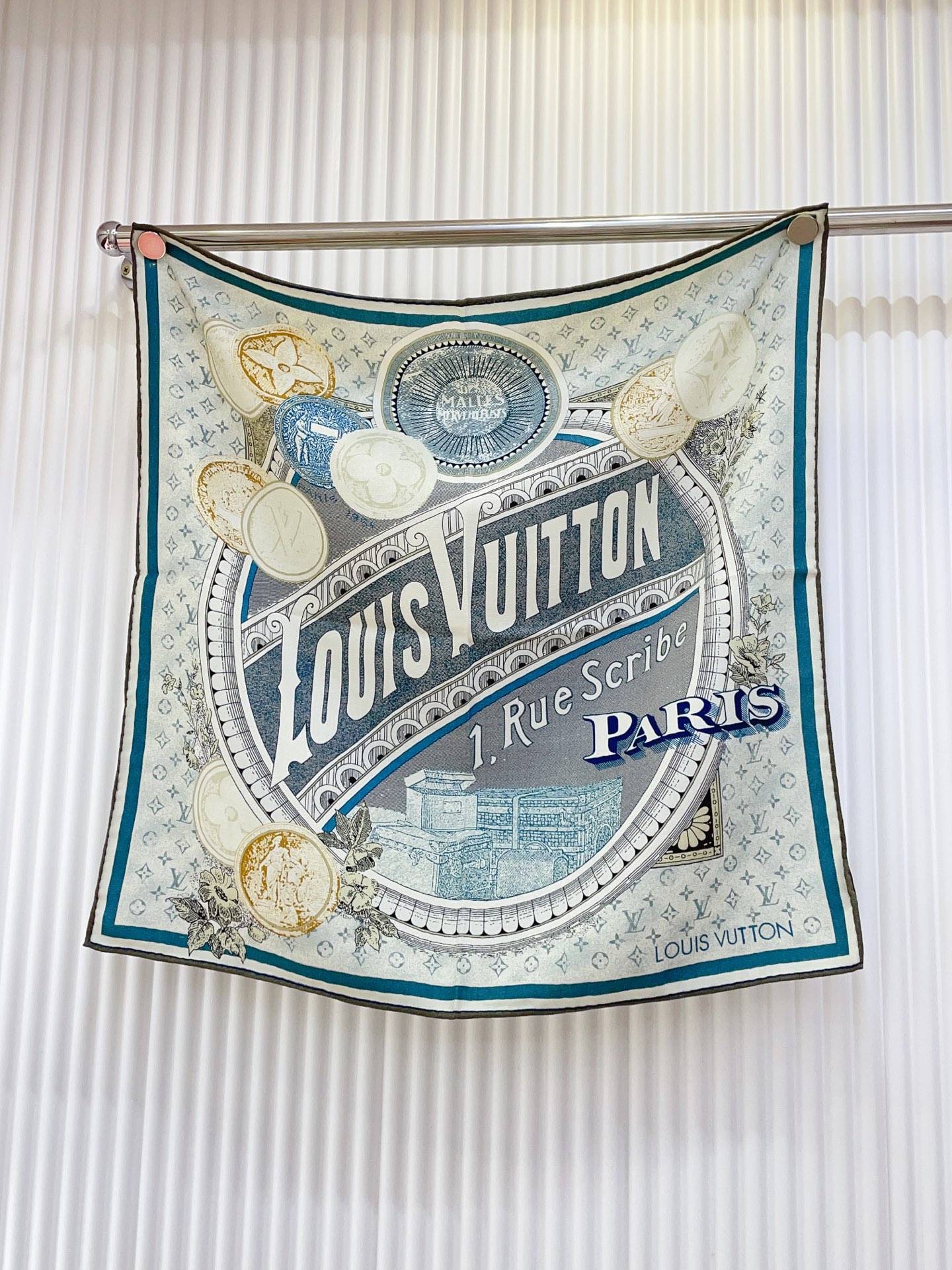 ✨✨【丝毛款 双面同色】新品 L家【小方巾】秋冬丝毛款 随意切换造型 ,小巧又不失优雅的款式 60*60