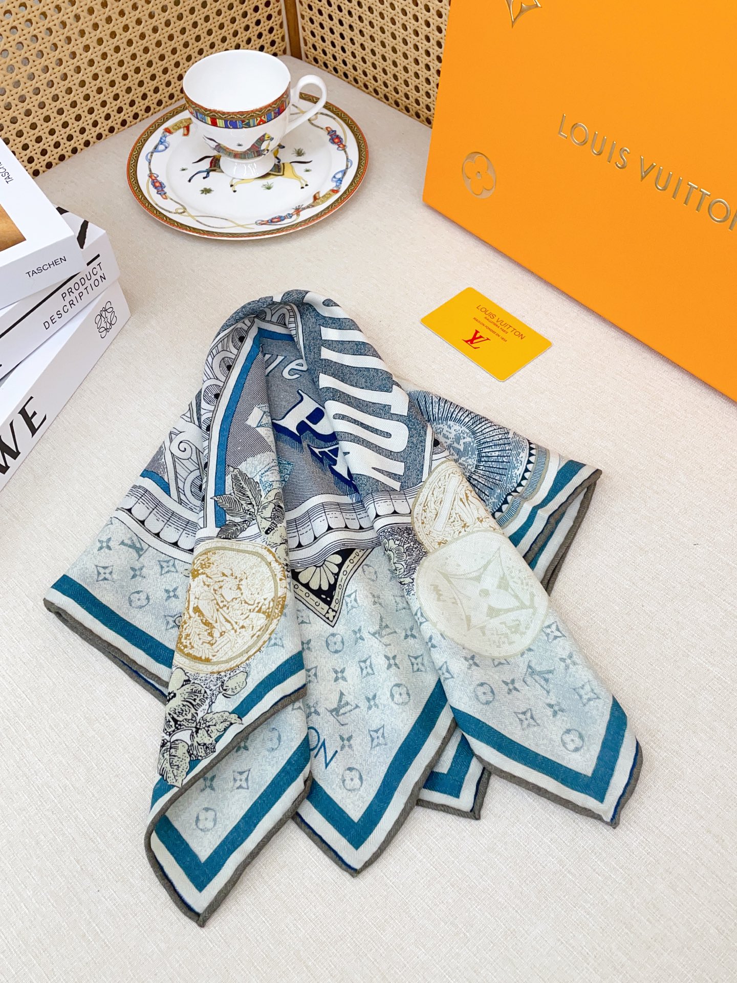 ✨✨【丝毛款 双面同色】新品 L家【小方巾】秋冬丝毛款 随意切换造型 ,小巧又不失优雅的款式 60*60