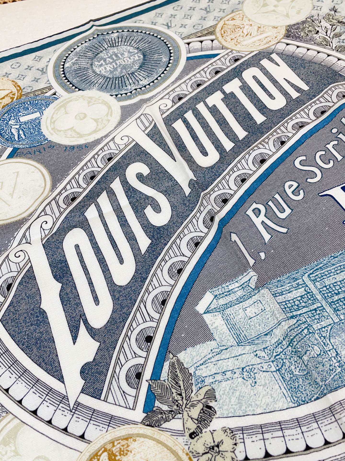 ✨✨【丝毛款 双面同色】新品 L家【小方巾】秋冬丝毛款 随意切换造型 ,小巧又不失优雅的款式 60*60