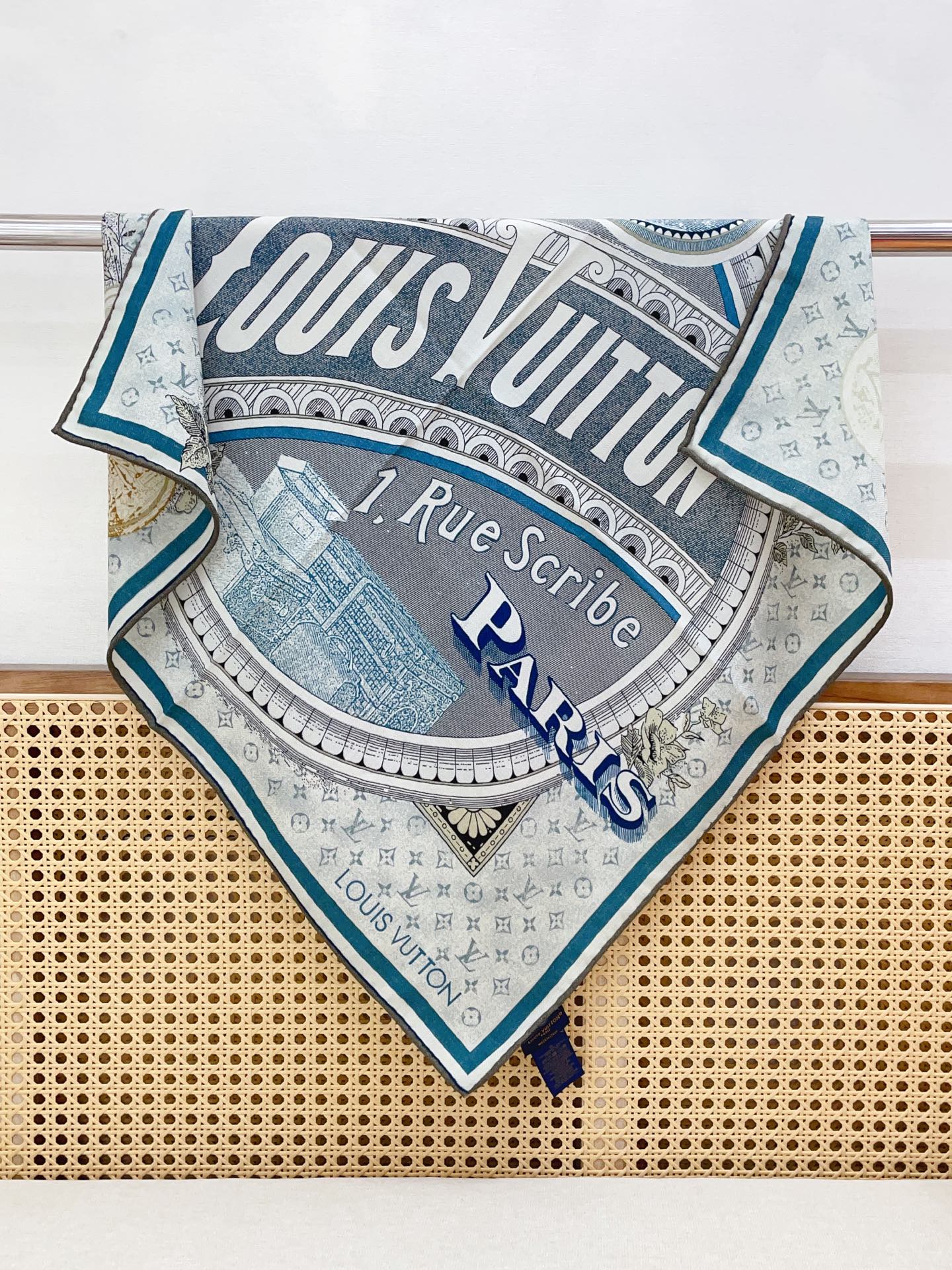 ✨✨【丝毛款 双面同色】新品 L家【小方巾】秋冬丝毛款 随意切换造型 ,小巧又不失优雅的款式 60*60