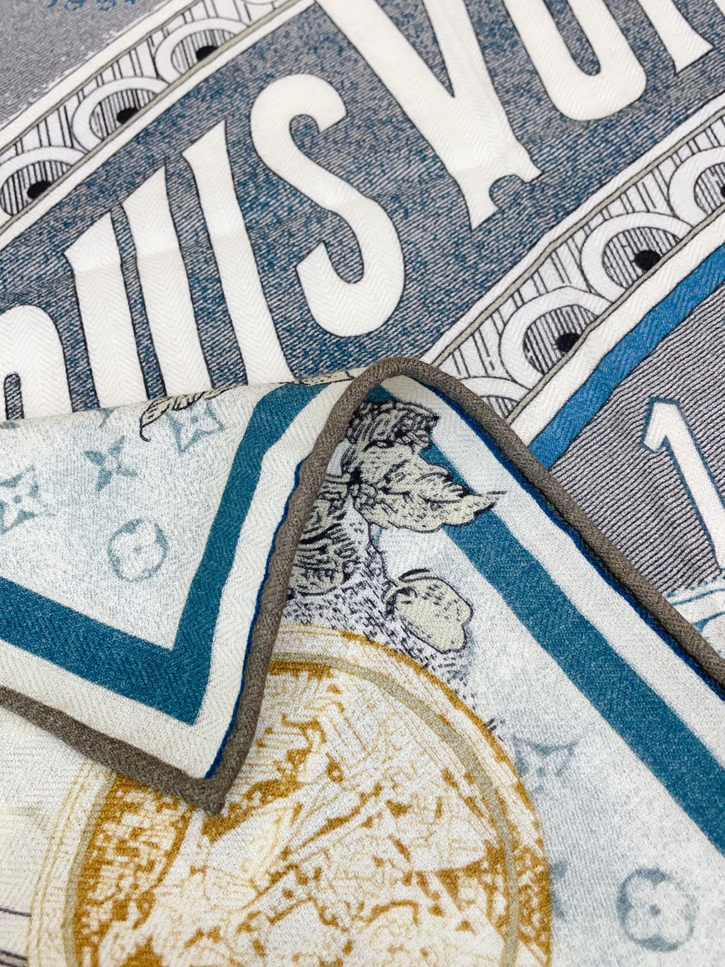 ✨✨【丝毛款 双面同色】新品 L家【小方巾】秋冬丝毛款 随意切换造型 ,小巧又不失优雅的款式 60*60