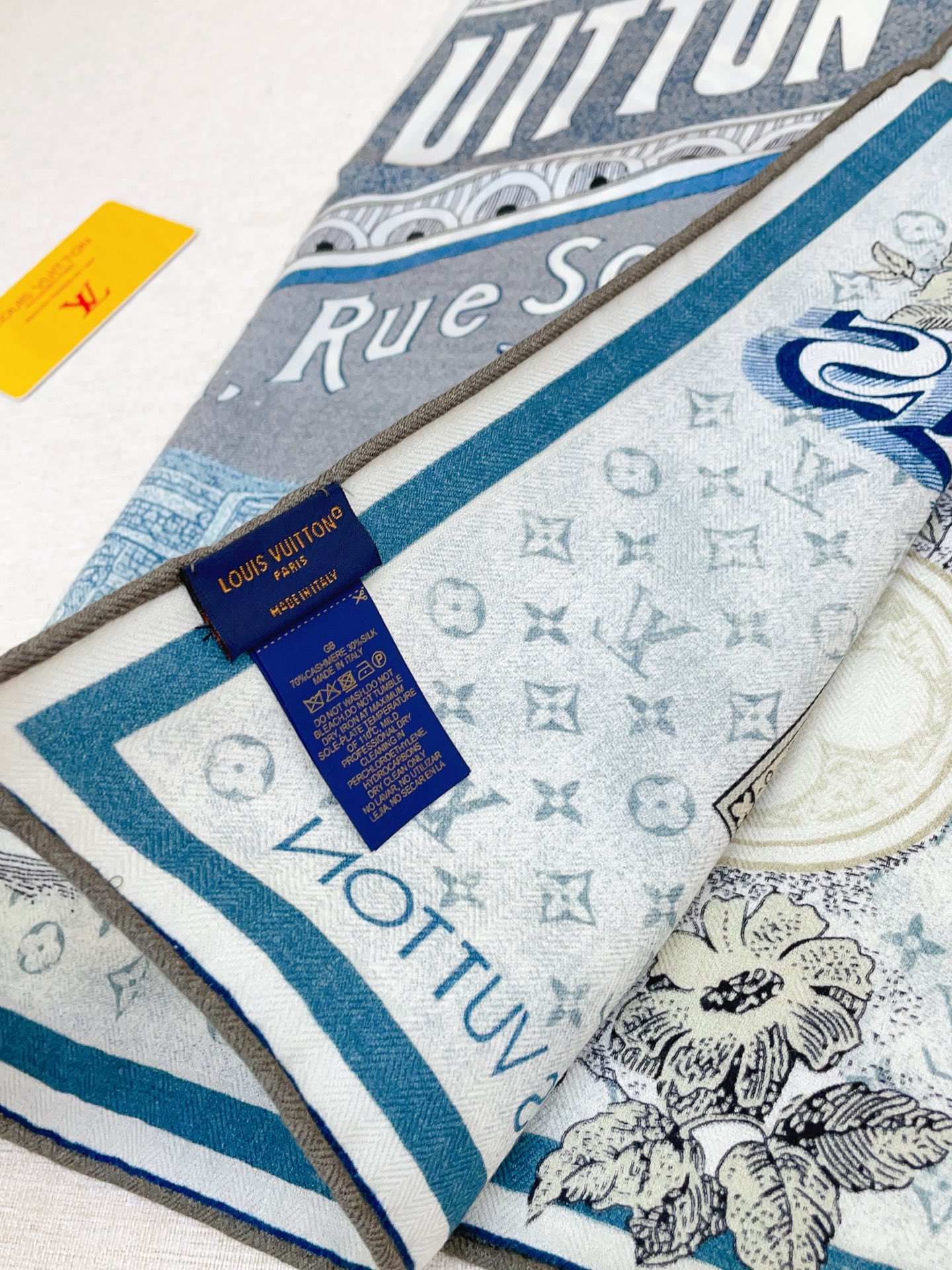 ✨✨【丝毛款 双面同色】新品 L家【小方巾】秋冬丝毛款 随意切换造型 ,小巧又不失优雅的款式 60*60