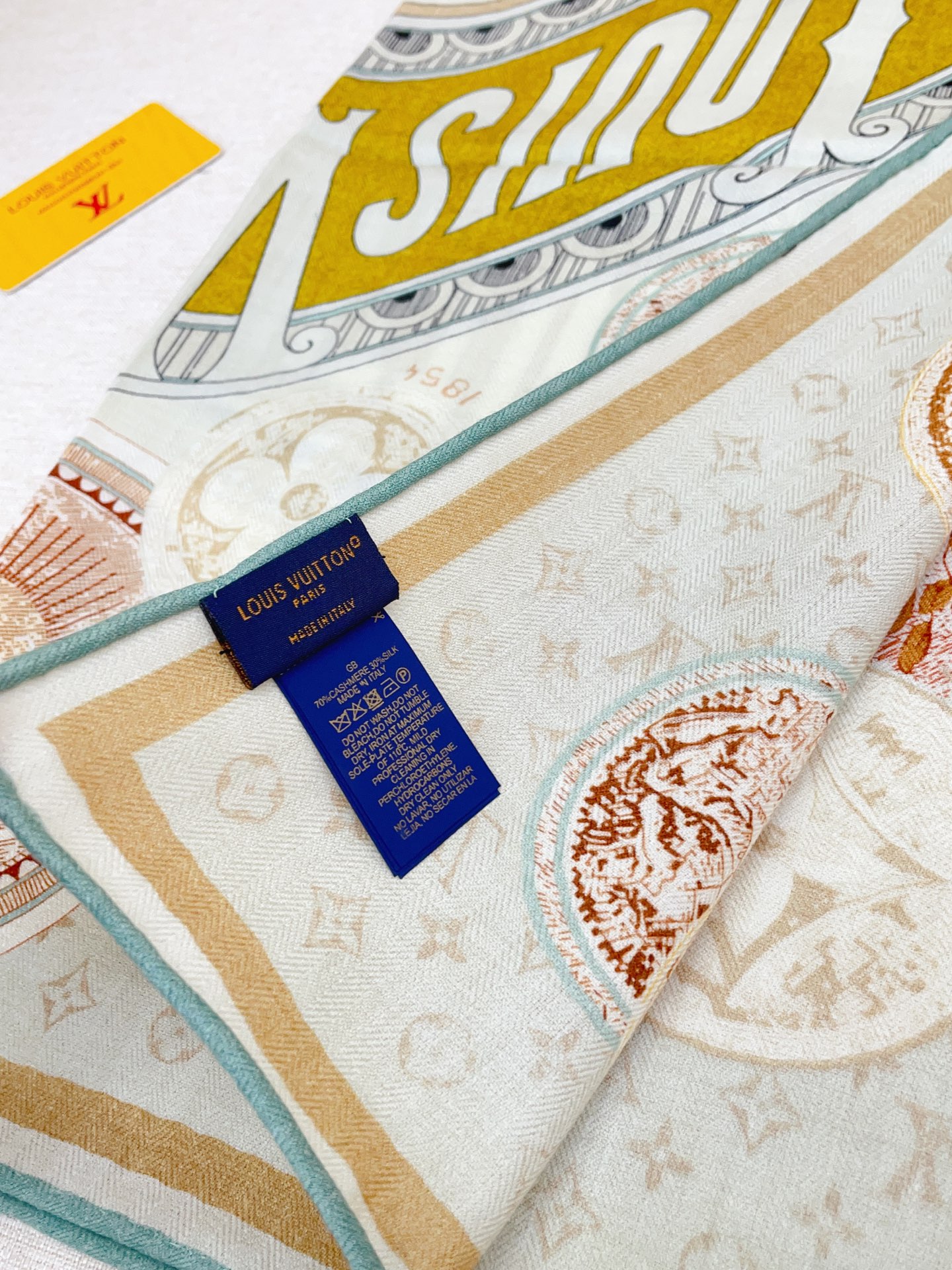 ✨✨【丝毛款 双面同色】新品 L家【小方巾】秋冬丝毛款 随意切换造型 ,小巧又不失优雅的款式 60*60