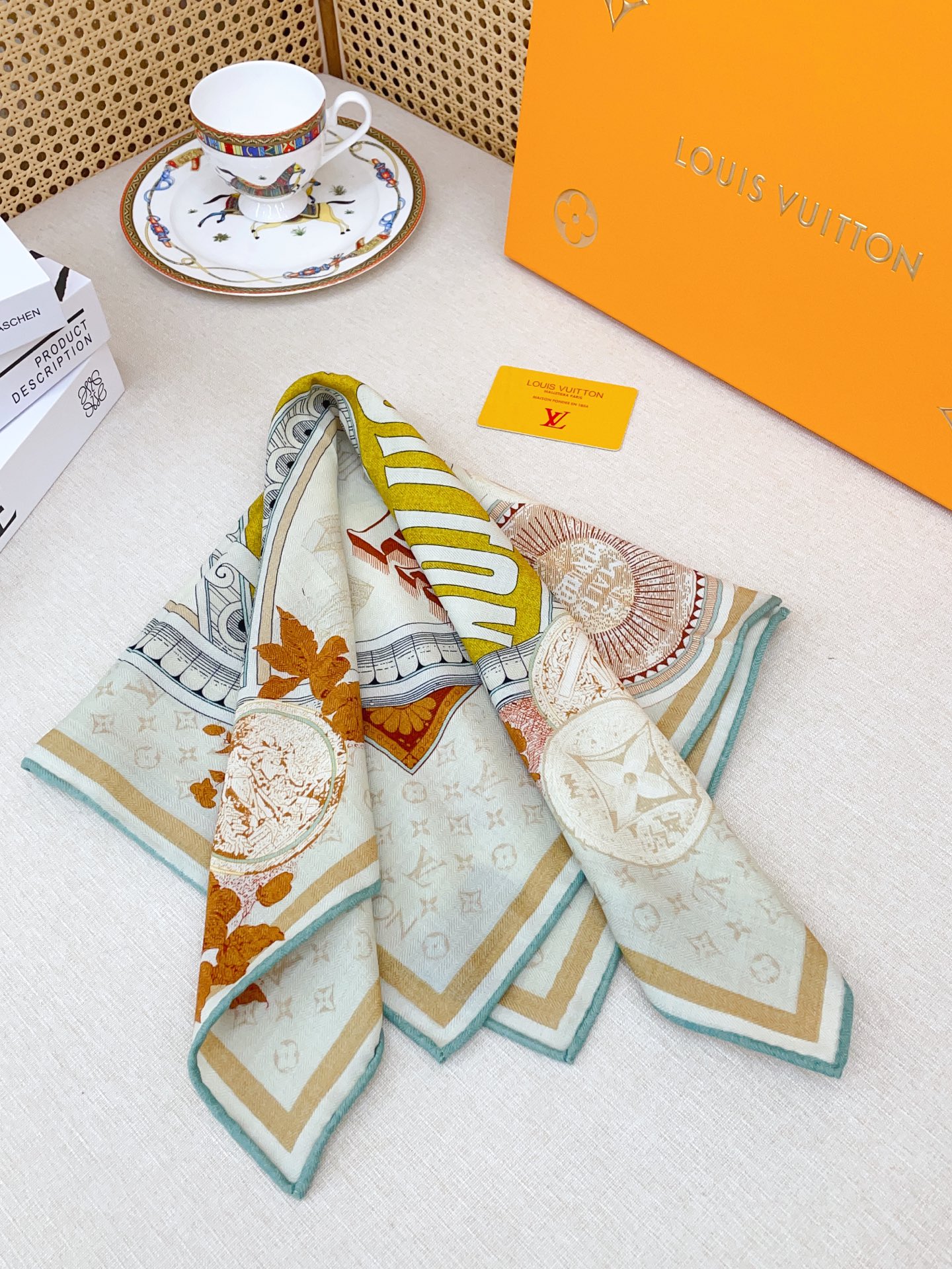 ✨✨【丝毛款 双面同色】新品 L家【小方巾】秋冬丝毛款 随意切换造型 ,小巧又不失优雅的款式 60*60