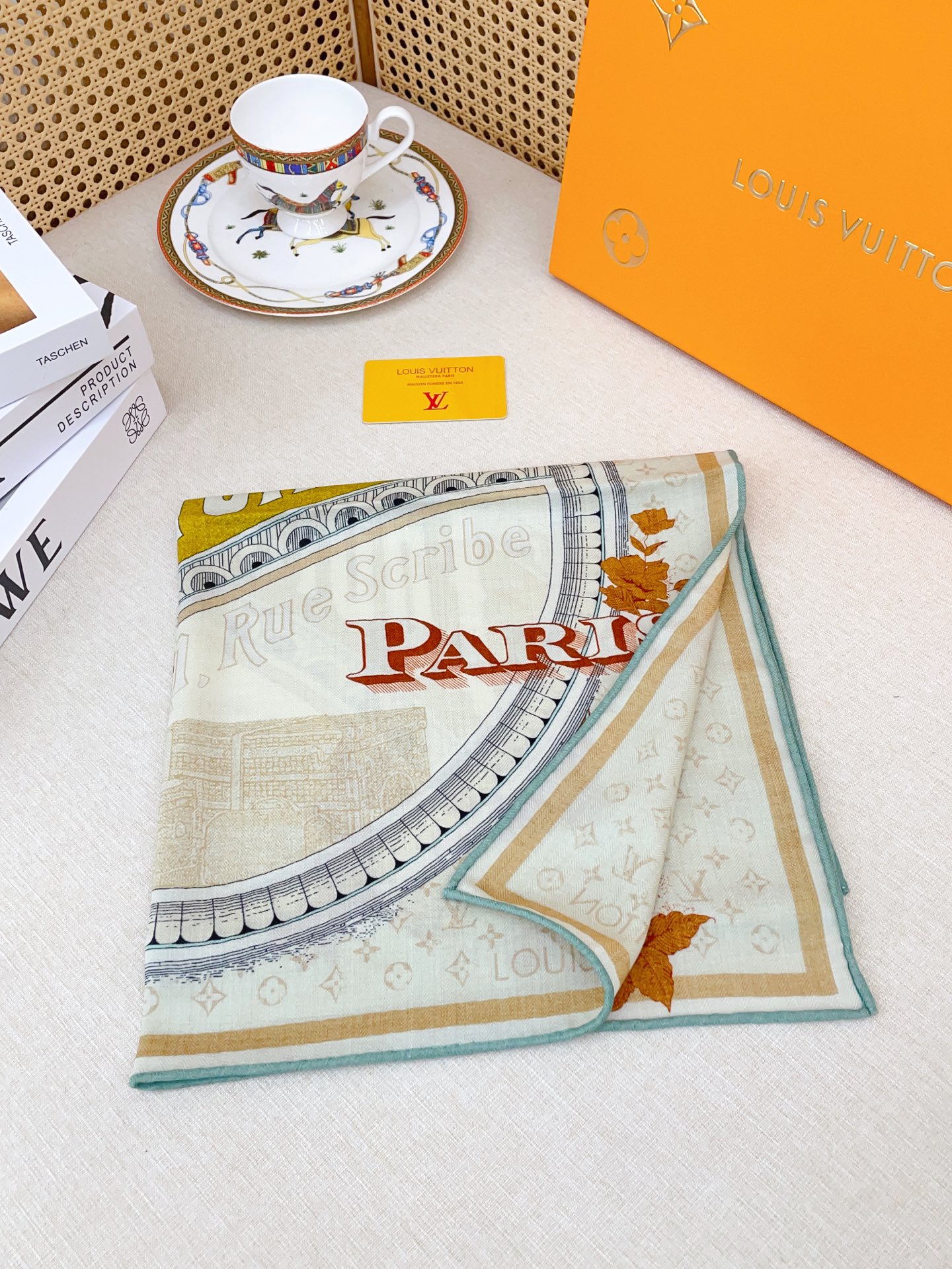 ✨✨【丝毛款 双面同色】新品 L家【小方巾】秋冬丝毛款 随意切换造型 ,小巧又不失优雅的款式 60*60