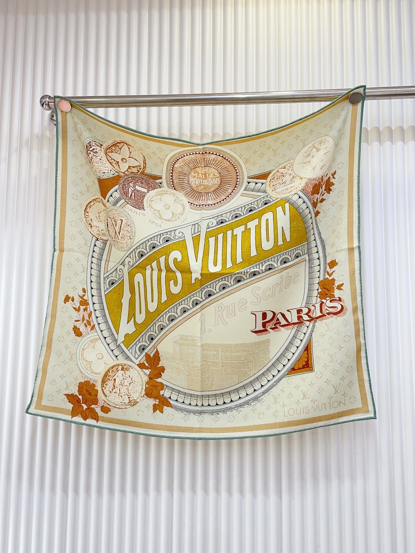 ✨✨【丝毛款 双面同色】新品 L家【小方巾】秋冬丝毛款 随意切换造型 ,小巧又不失优雅的款式 60*60