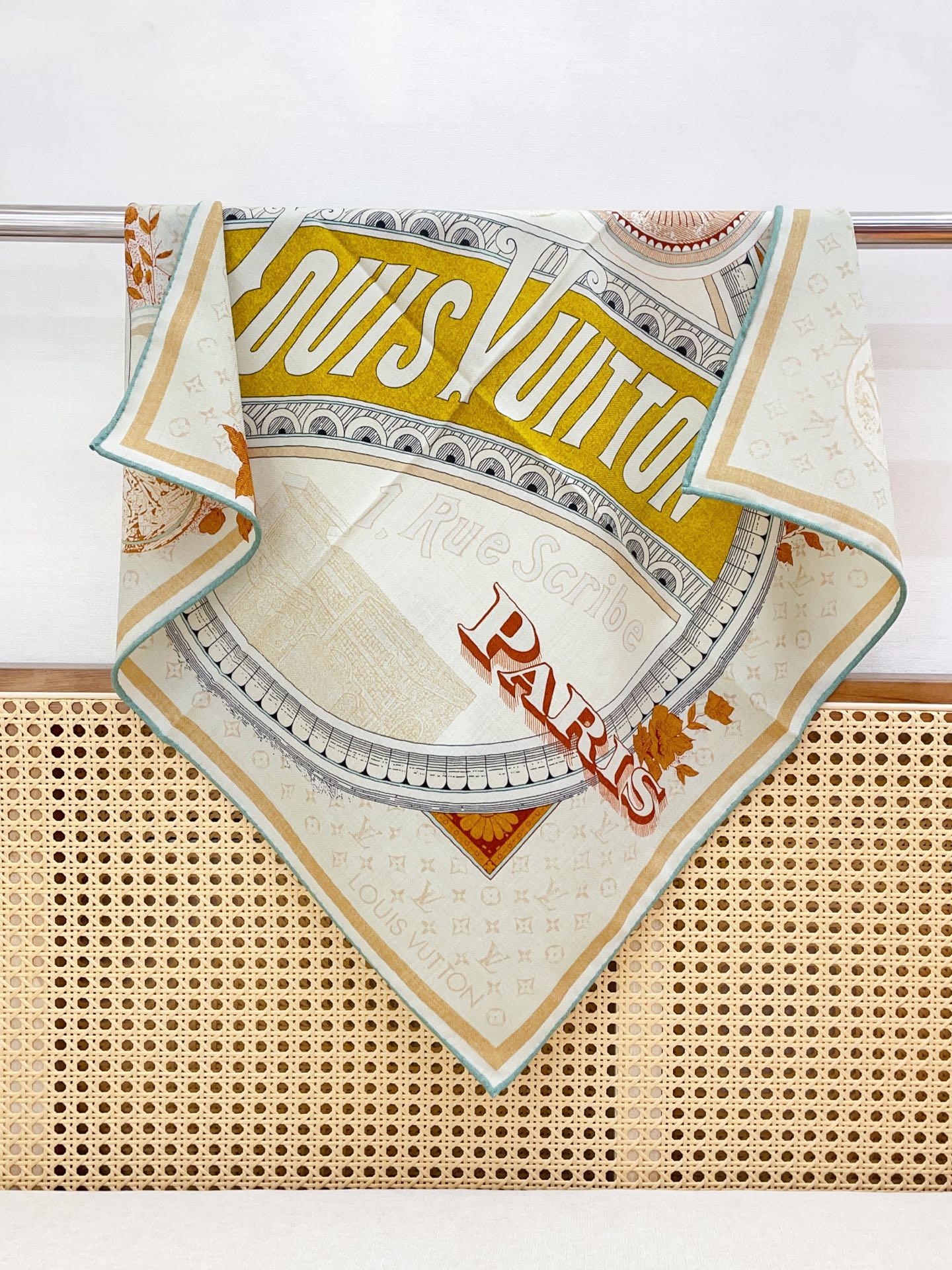 ✨✨【丝毛款 双面同色】新品 L家【小方巾】秋冬丝毛款 随意切换造型 ,小巧又不失优雅的款式 60*60