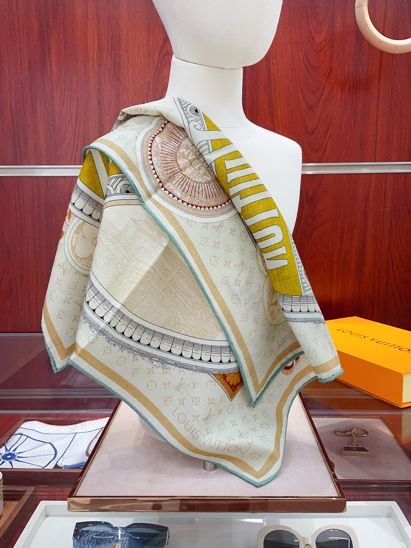 NO:542128,[Silk wool style, double-sided and same color] New product L Home [Small square scarf] Autumn and winter silk wool style. Switch the shape at will, small and elegant style 60*60 Gold size. High-end and fashionable without being too ostentatious, very design-like!  The new series released this year~ It is really beautiful with such a design!  Must-enter!  The upper body effect is so high-end and elegant!  70 cashmere silk high-version scarf, high-version scarf, louis vuitton, gold19860909【丝毛款 双面同色】新品 L家【小方巾】秋冬丝毛款 随意切换造型 ,小巧又不失优雅的款式 60*60 黄金尺寸 高级时尚又不会过于张扬,很有设计感~气质到骨子里！今年新出的系列~真的被这样的设计美！必入！上身效果简直高级优雅气质到不行！70羊绒丝高版本围巾,高版本围巾,louis vuitton,gold,scarf