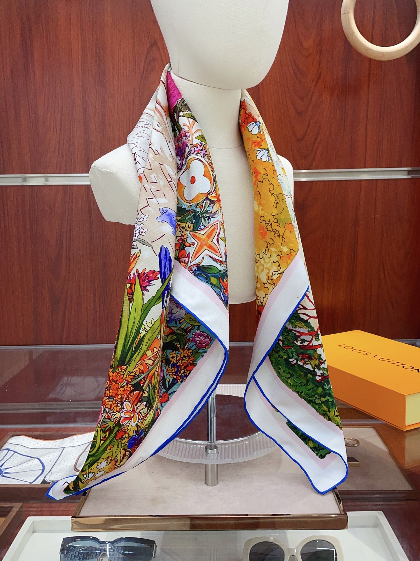 NO:541967,[18 Mmi Double-sided and same color] The upper body effect is crazy. I like the counter. The latest model is just launched on the shelves. L* is very interesting. This kind of element of L has always been the aura of a high-end woman. The combination of fashion and femininity is just right. This combination is really fashionable. Elegant and feminine are very suitable for daily matching. The shiny and curly edges are made very well, and customized fabrics give the scarf more easy to shape. A very heavy and luxurious design, but the upper body looks unique and noble temperament!  Simple base with this scarf, simple matching gives people a very comfortable and tasteful brand feel... Recommended 90*90cm top twill silk square scarf, high-version scarf, real silk19860909【18姆米 双面同色】上身效果疯狂的喜欢专柜也是刚刚上架的,L*最最新款~非常有看头,L的这类元素一直是高级女人的气场感,时髦和女人味融合的刚刚好这样的搭配真的是好时髦,优雅女人味非常适合日搭的配色手感,光泽感,卷边都做的非常好,定制级面料.赋予了围巾更非常容易造型.非常重磅奢华的设计,上身却别样衬得人高贵气质！简单的打底配此款围巾,简单的搭配却给人非常舒适有品味的大牌感…推荐90*90cm顶级斜纹真丝方巾高版本围巾,高版本围巾,real silk,scarf