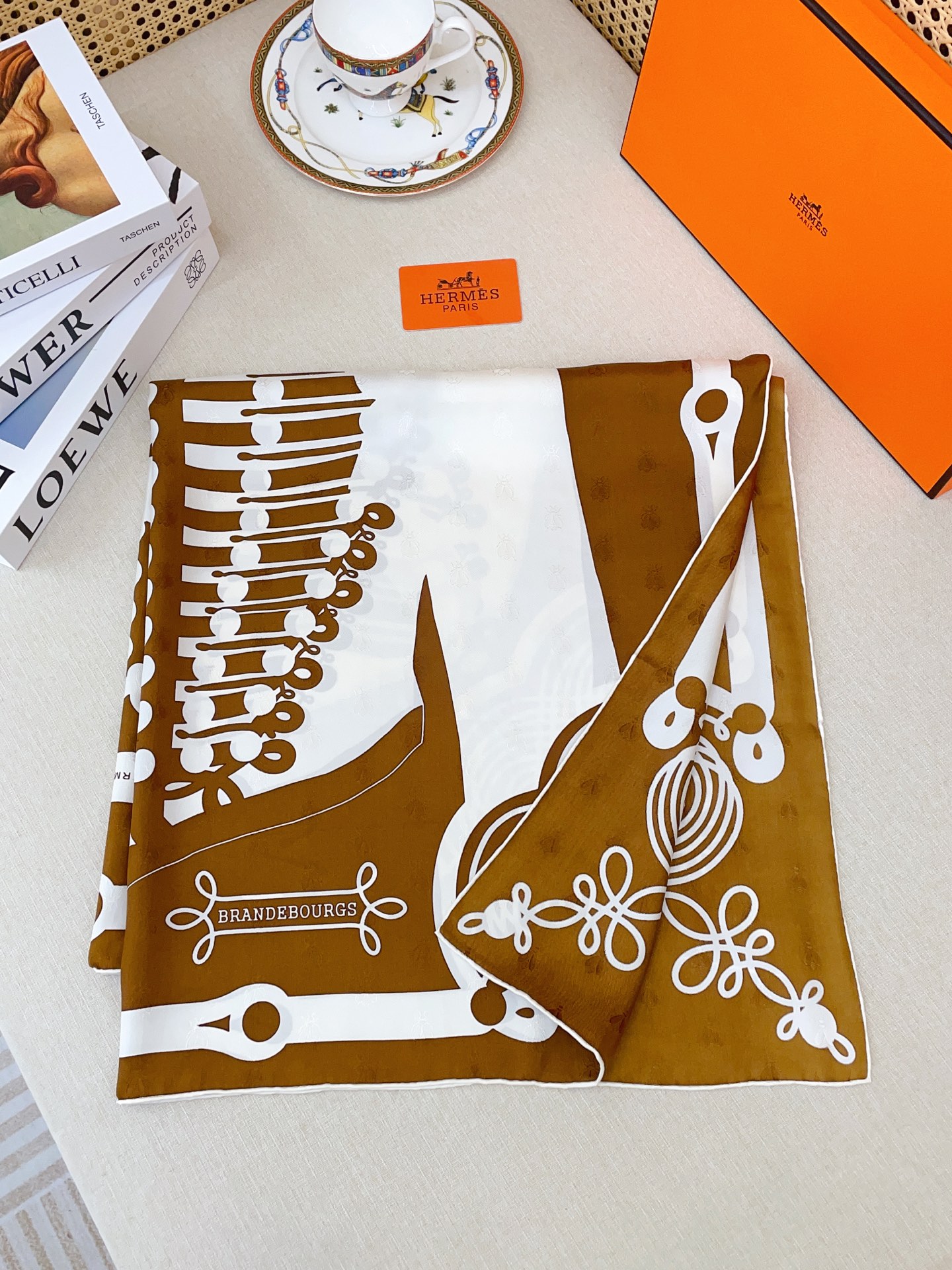 ✨✨【暗纹提花 双面同色】H**S真丝新款🆕👏👏买了都说好看‼️推荐💕【勃兰登堡 90】真丝方巾，顶级工