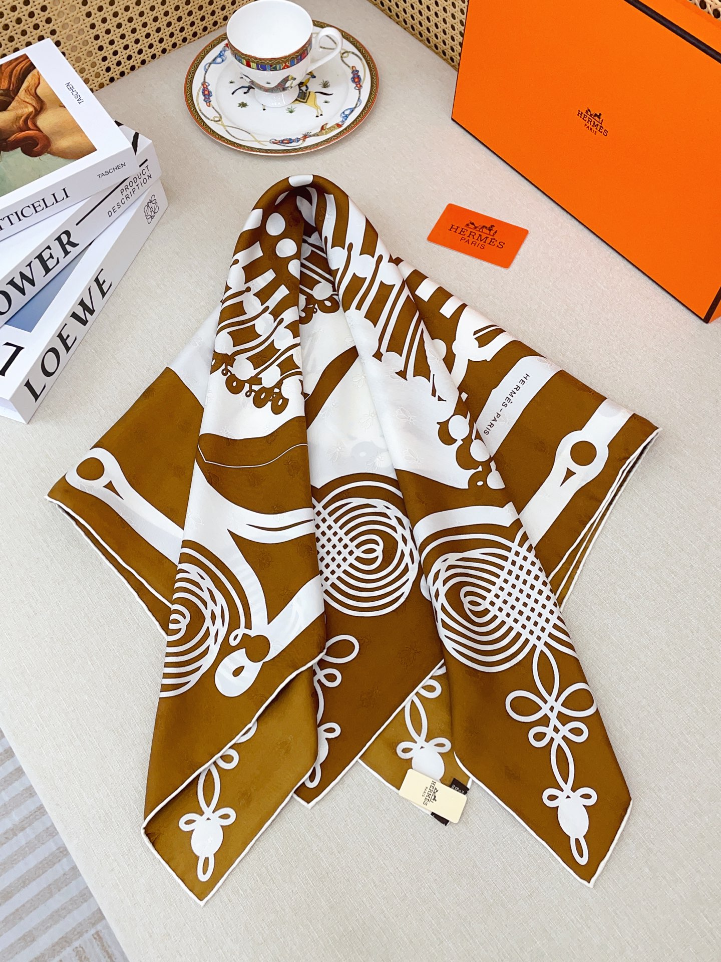 ✨✨【暗纹提花 双面同色】H**S真丝新款🆕👏👏买了都说好看‼️推荐💕【勃兰登堡 90】真丝方巾，顶级工