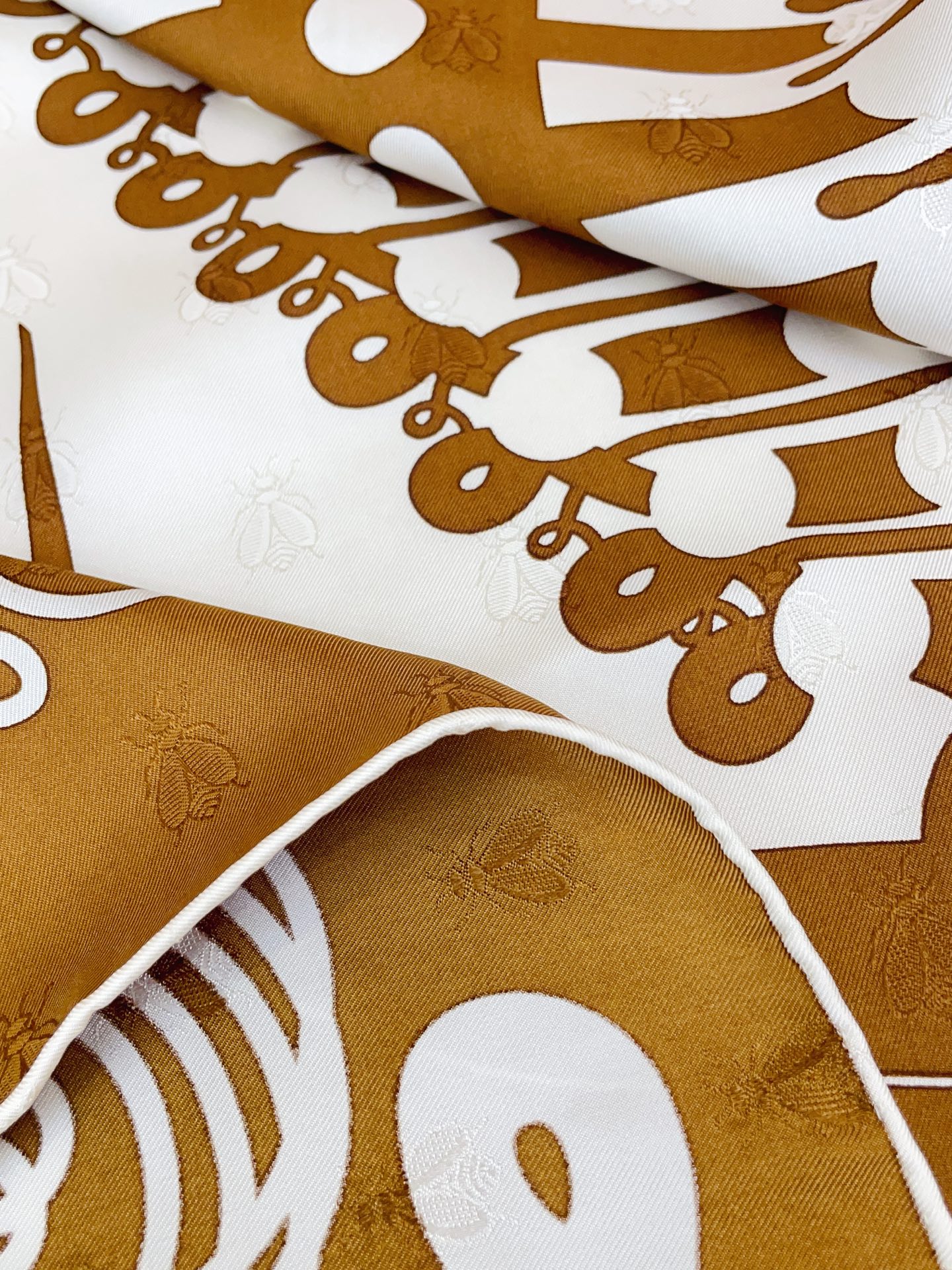 ✨✨【暗纹提花 双面同色】H**S真丝新款🆕👏👏买了都说好看‼️推荐💕【勃兰登堡 90】真丝方巾，顶级工