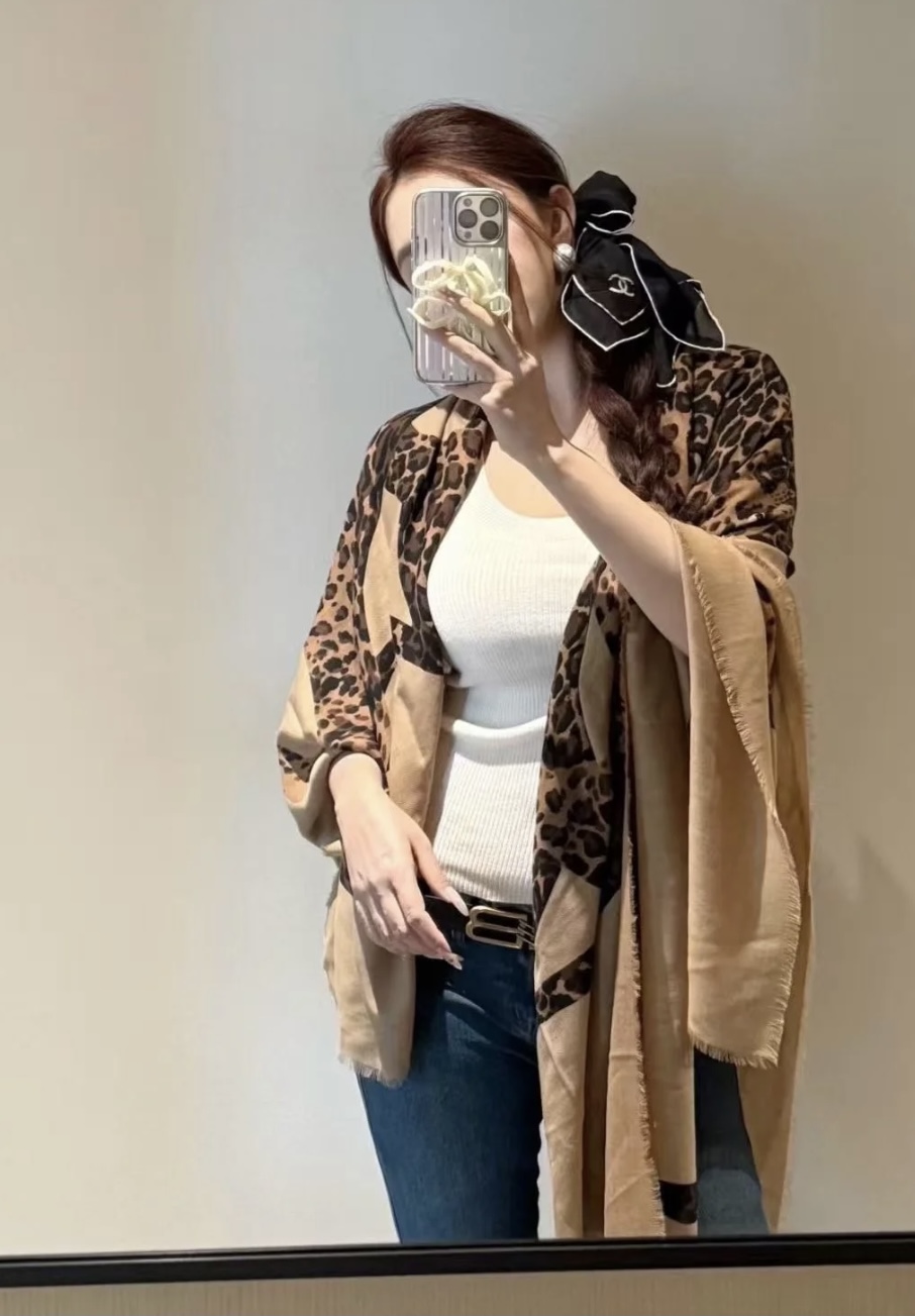 NO:541997,It is released simultaneously. YSL (Saint Laurent) buys it and it looks good. [Six-headed Leopard Cashmere Long Scarf] Recommended top-level craftsmanship and value-added counters. The cashmere long scarf leopard prints present patterns and patterns. The physical grade is very high. Special craftsmanship is stunningly developed and developed. Special cutting-edge craftsmanship is loved by Bai Fumei. Whether it is the quality, style, price, they scream. Super high cost performance, absolutely worth buying. Size 130*200. High-version scarf, high-version scarf, saint laurent, saint laurent19860909同步上架 YSL（圣罗兰）家买了都说好看【六头豹羊绒长巾】推荐顶级工艺超值专柜爆款羊绒长巾豹纹呈现图案纹路实物档次极高特殊工艺高端研发惊艳问世特殊尖端工艺处理受到白富美的喜欢 无论是品质 款式 价格都令大牌控的她们尖叫 超高性价比 绝对值得入手尺寸130*200 高版本围巾,高版本围巾,saint laurent,saint laurent,scarf