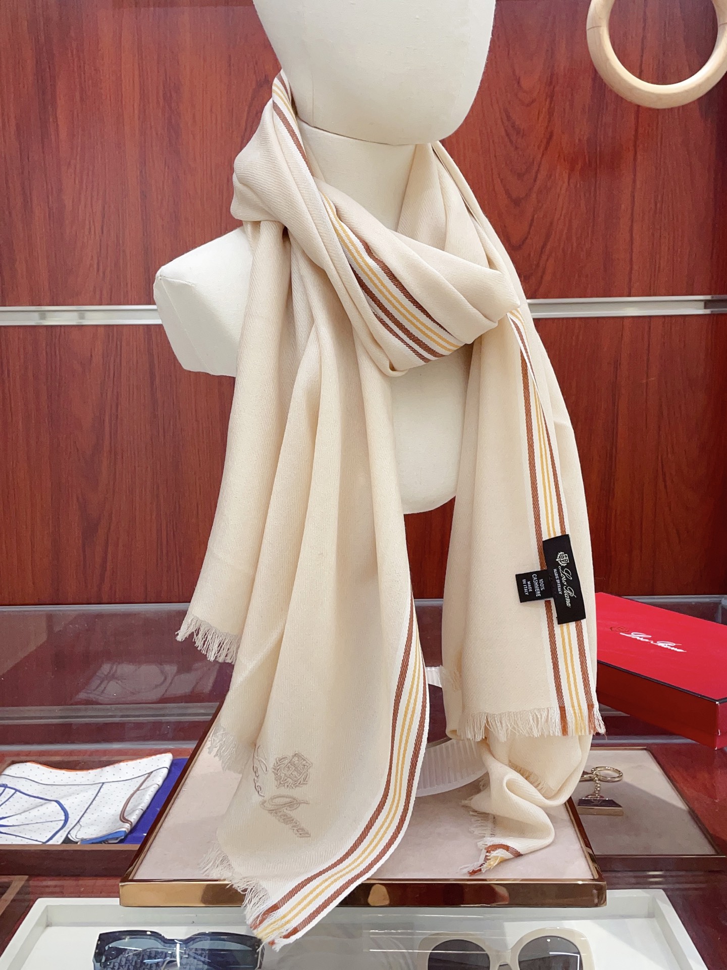 NO:663590,[LP solid color embroidered striped long scarf] High-end products are presented, unique and unprecedented. Pure cashmere feels so good that it is definitely a slow-handled one. The craftsmanship uses imported 300 pure plaid cashmere sequin embellishments, which is very classy and low-key with a little luxury. Size * 70cm imported pure cashmere high version scarf, high version scarf, loro piana19860909【LP纯色刺绣条纹长巾】高尖端产物重磅呈现 ,绝无仅有 史无前例 纯山羊绒 手感好到爆绝对又是一款手慢无 工艺上采用的是进口300支纯格纹羊绒亮片点缀,非常显档次,低调中带着小奢华.尺寸*70cm 进口纯羊绒高版本围巾,高版本围巾,loro piana,scarf