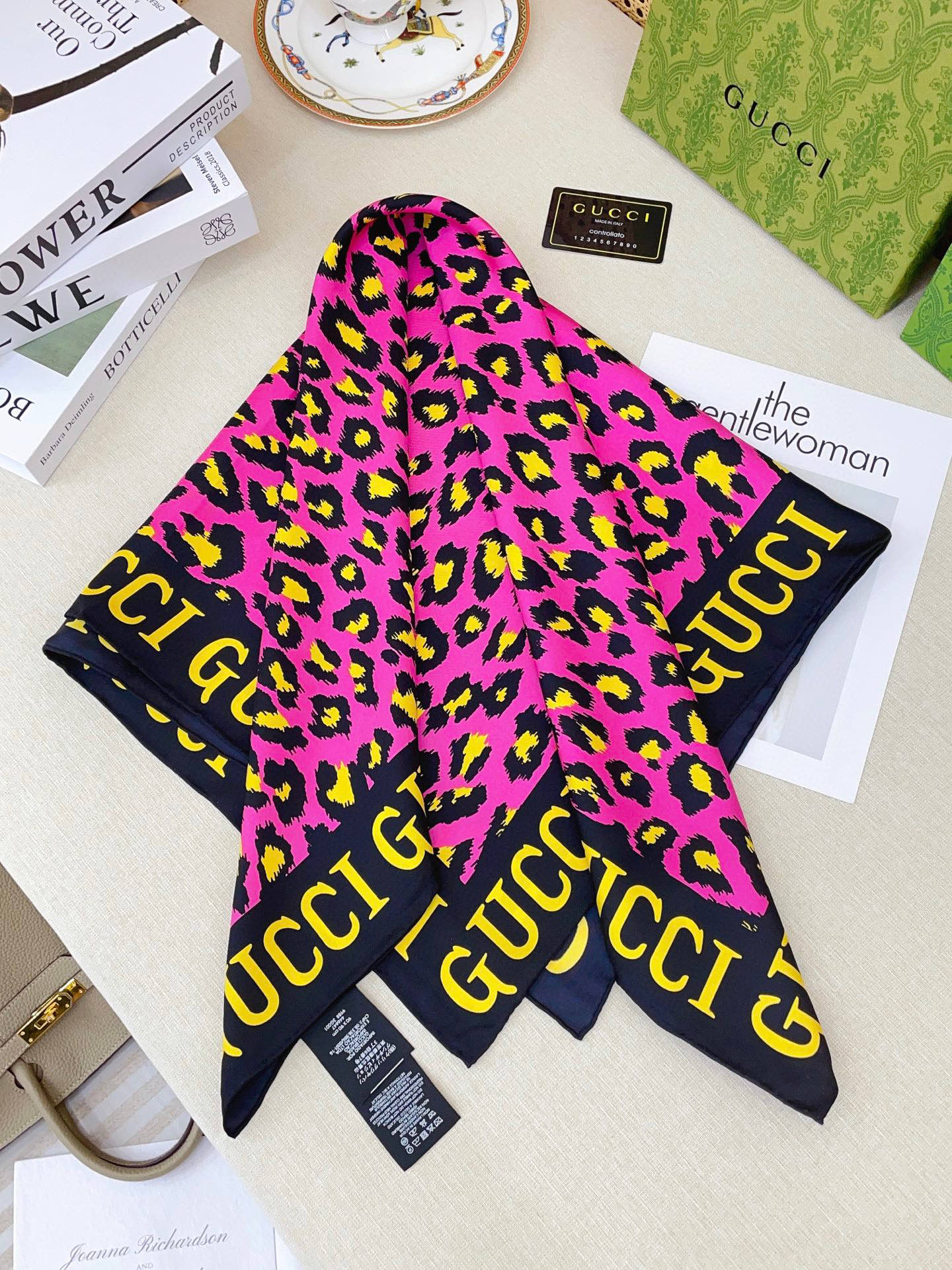 ✨✨【18姆米 双面同色】G家真丝新款🆕👏👏买了都说好看‼️推荐💕真丝方巾，顶级工艺超值‼️专柜爆款🎁💟