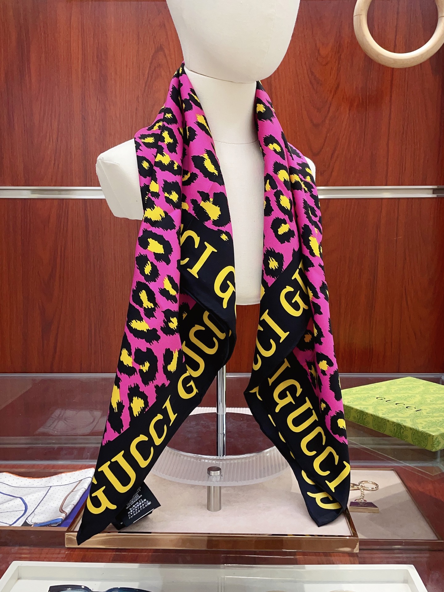 ✨✨【18姆米 双面同色】G家真丝新款🆕👏👏买了都说好看‼️推荐💕真丝方巾，顶级工艺超值‼️专柜爆款🎁💟