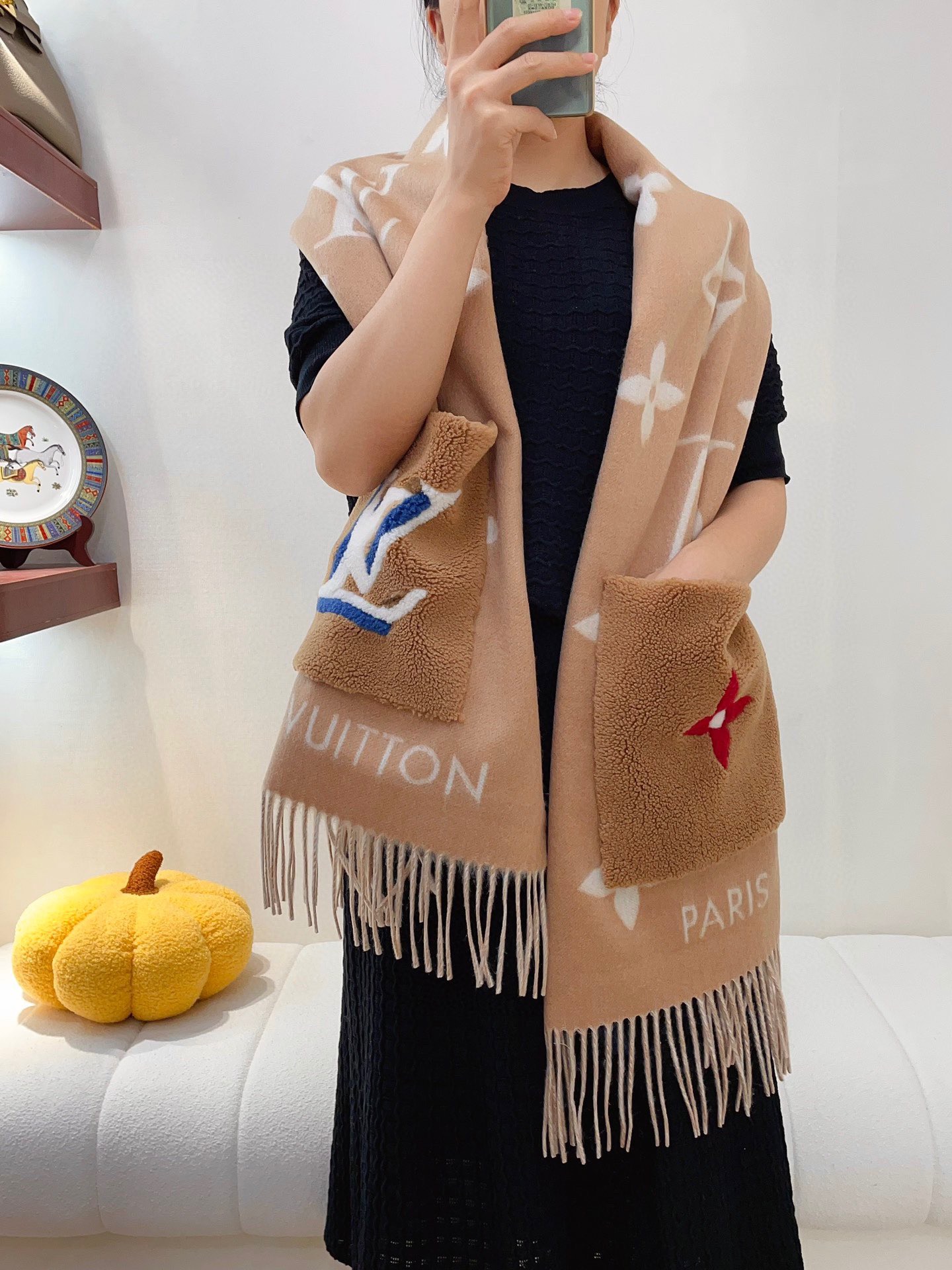 ✨✨奢华又时髦超级有气场！！LV新款万级重磅披肩！！！】经典黑白羊绒披肩有了新感觉，真的美爆了，很有质感