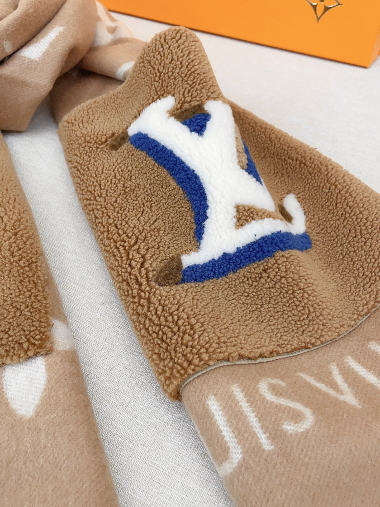 ✨✨奢华又时髦超级有气场！！LV新款万级重磅披肩！！！】经典黑白羊绒披肩有了新感觉，真的美爆了，很有质感