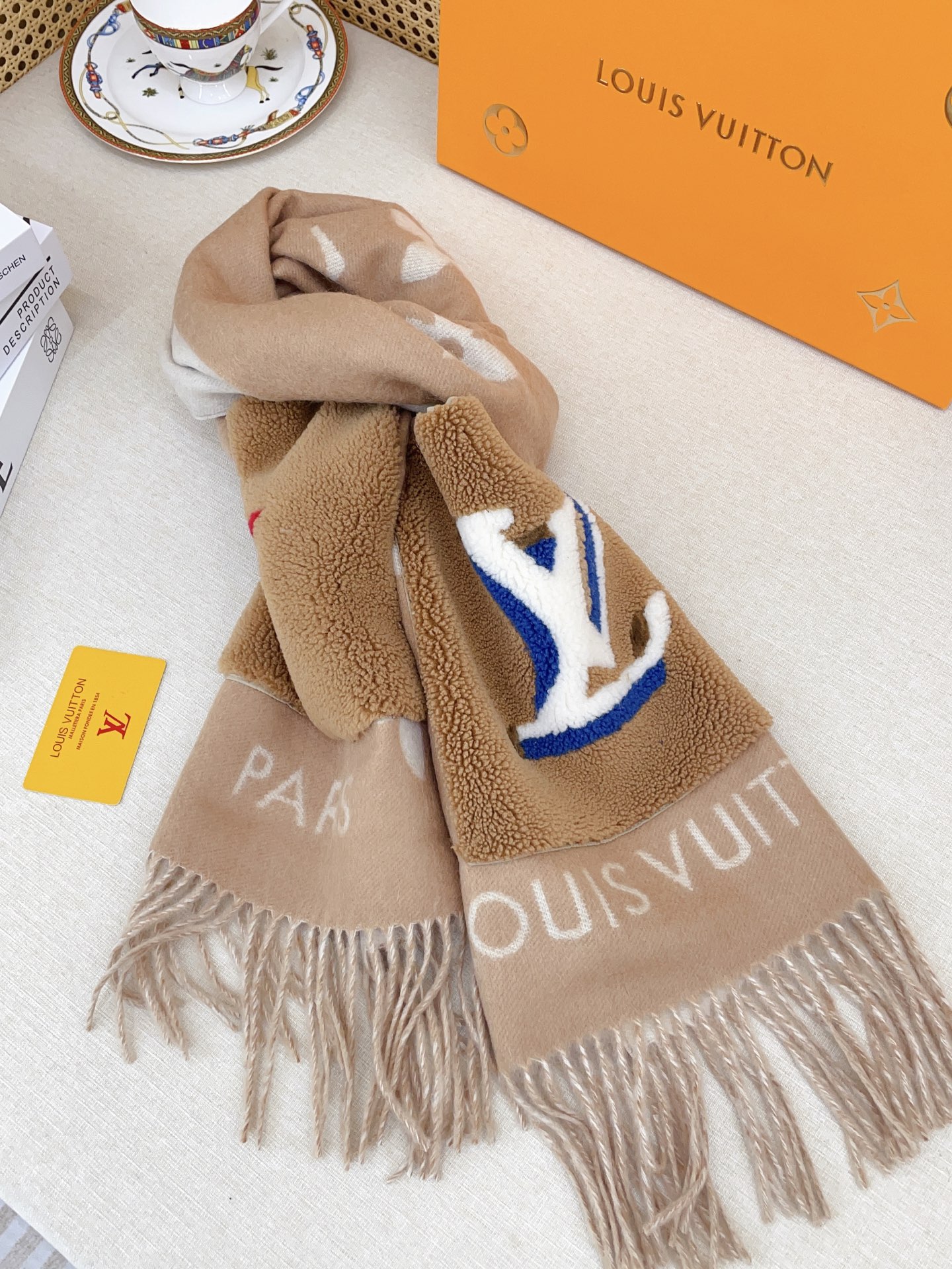 ✨✨奢华又时髦超级有气场！！LV新款万级重磅披肩！！！】经典黑白羊绒披肩有了新感觉，真的美爆了，很有质感