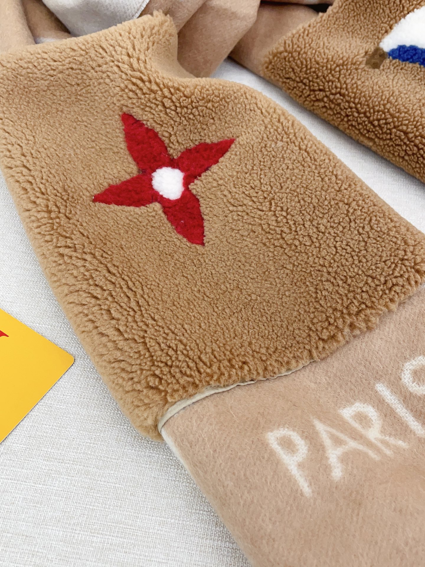 ✨✨奢华又时髦超级有气场！！LV新款万级重磅披肩！！！】经典黑白羊绒披肩有了新感觉，真的美爆了，很有质感