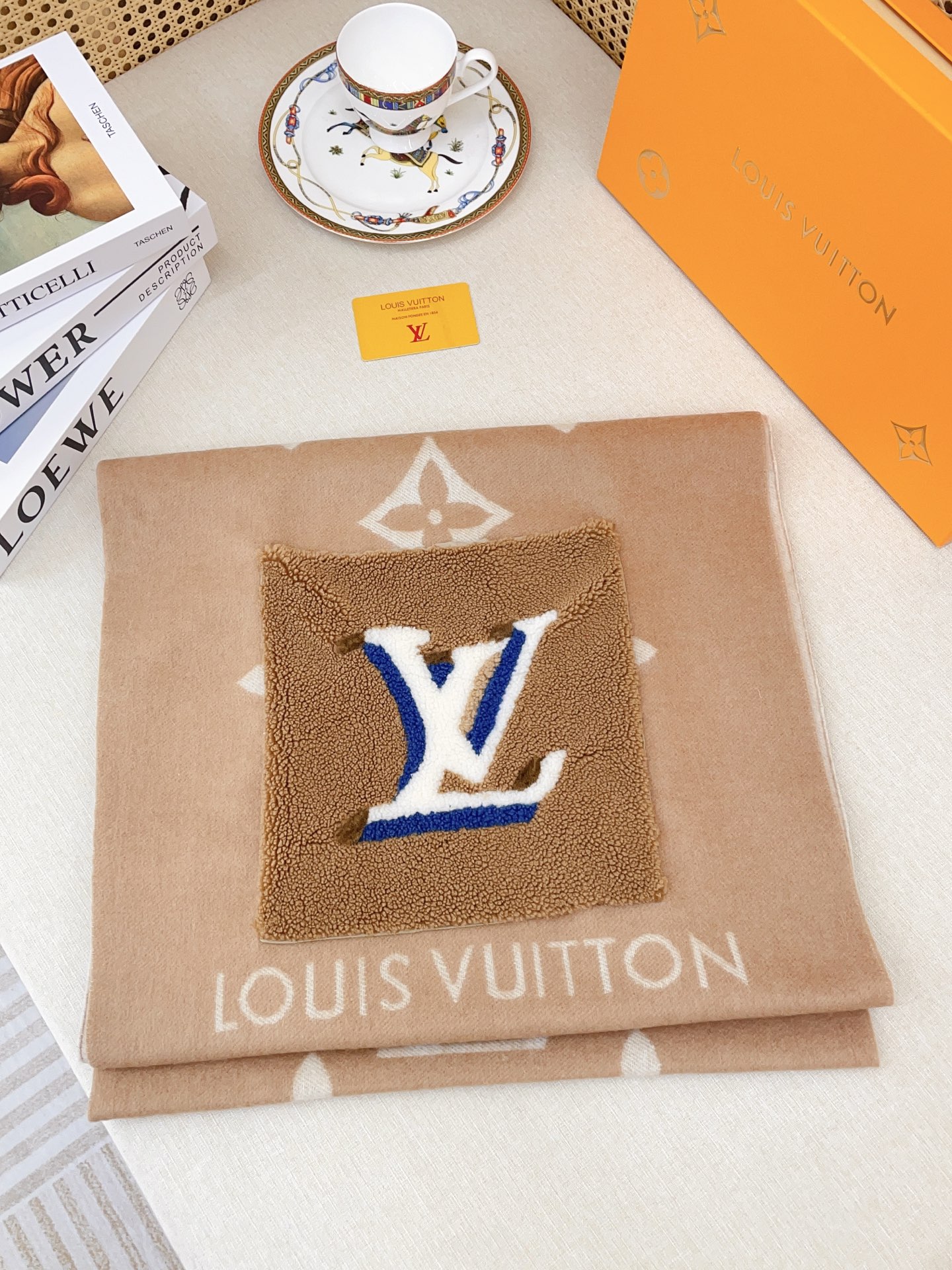 ✨✨奢华又时髦超级有气场！！LV新款万级重磅披肩！！！】经典黑白羊绒披肩有了新感觉，真的美爆了，很有质感