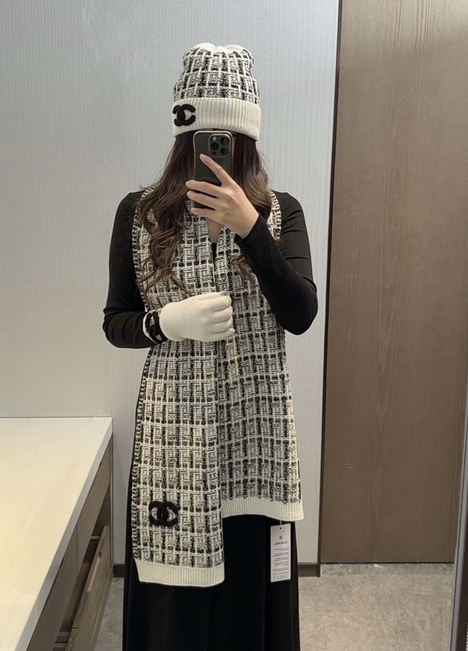 NO:581442,[Xiaoxiang three-piece set] is not sold alone, pure cashmere, [fashionable autumn and winter, super luxurious and tasteful!  !  So pretty!  !  !  Super warm!  !  !  The temperature has dropped so much recently, I recommend this to you, it is both stylish and warm!  !  Inherent sense of superiority and superb taste!  !  Bring your own 'advanced face'!  It looks simple, but the upper body is very beautiful!  Very elegant and beautiful ~ completely 'combining romance, big name and elegance'!  Clothing that maximizes improvement!  Sisters who are good at matching must know that this kind of design can greatly enhance the style of autumn and winter wear!  No matter your body shape or temperament, this design is a powerful tool to quickly and maximize your clothing!  Scarf size specification 35*200cm cashmere hat: 58Cm or so head circumference high version scarf, high version scarf, hats19860909【小香三件套】不单卖,纯羊绒,【时髦秋冬季,超级奢华有品味！！好看死了！！！超级保暖！！！最近降温太厉害了,推荐这款给你们,造型保暖两不误！！骨子里的优越感和高极品味！！自带“高级脸”！看似简洁,上身却是好看的很！非常高雅致优美~完全是“集浪漫、大牌和优雅于一身”！最大化提升的衣品！会搭配的姐妹一定懂,这样的设计在秋冬季穿搭上很能提升造型气场！无论身材,气质,这种设计,是快速也是最大化提升衣品的利器！围巾尺寸规格35*200cm羊绒帽子:58Cm左右头围高版本围巾,高版本围巾,hats,scarf