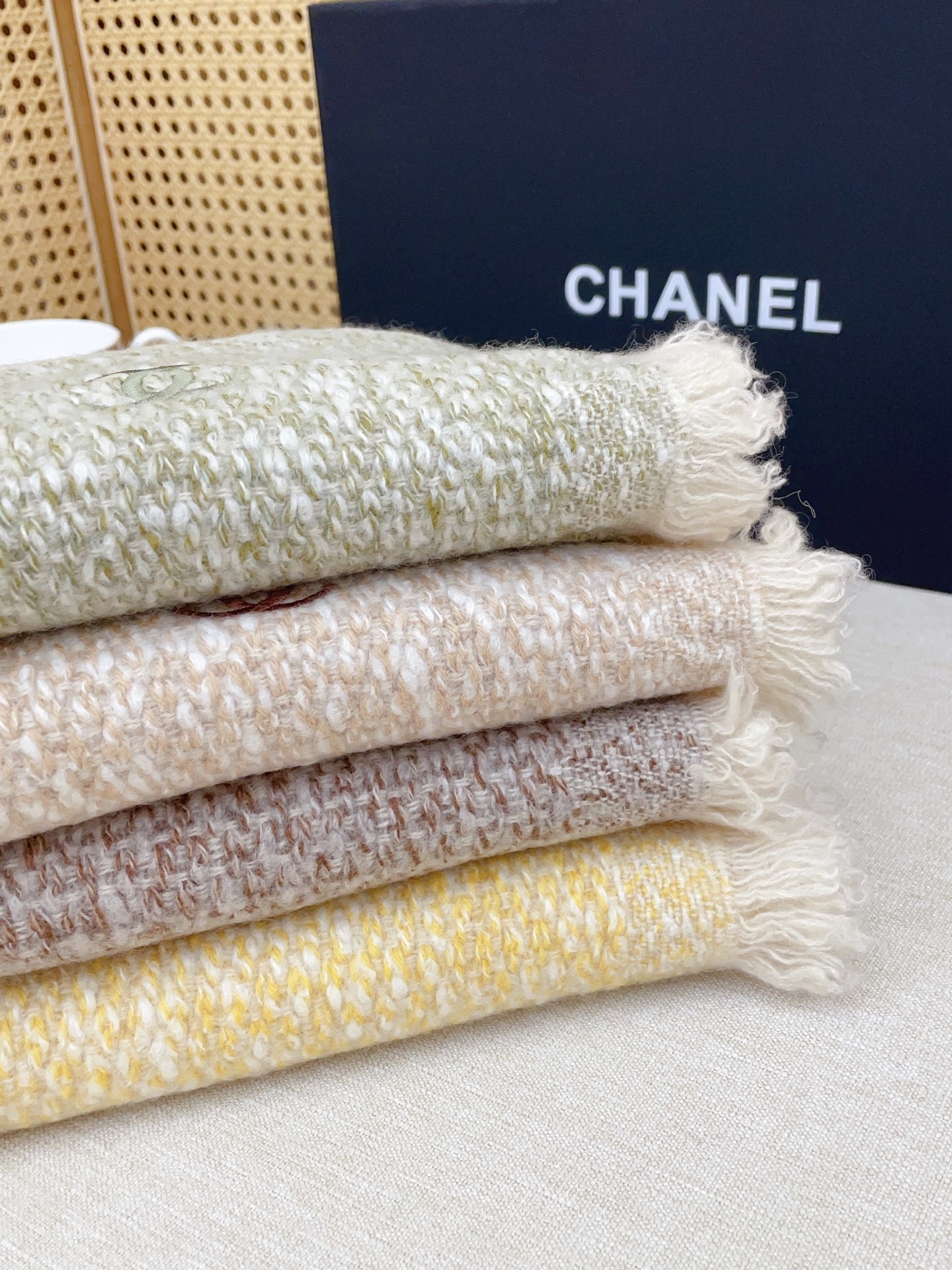 ✨✨【全羊绒款 手感超级好】上新。小香羊绒围巾💥手感好到爆👍品质一流的🎉真正的羊绒精品💥精湛绝伦的刺绣工