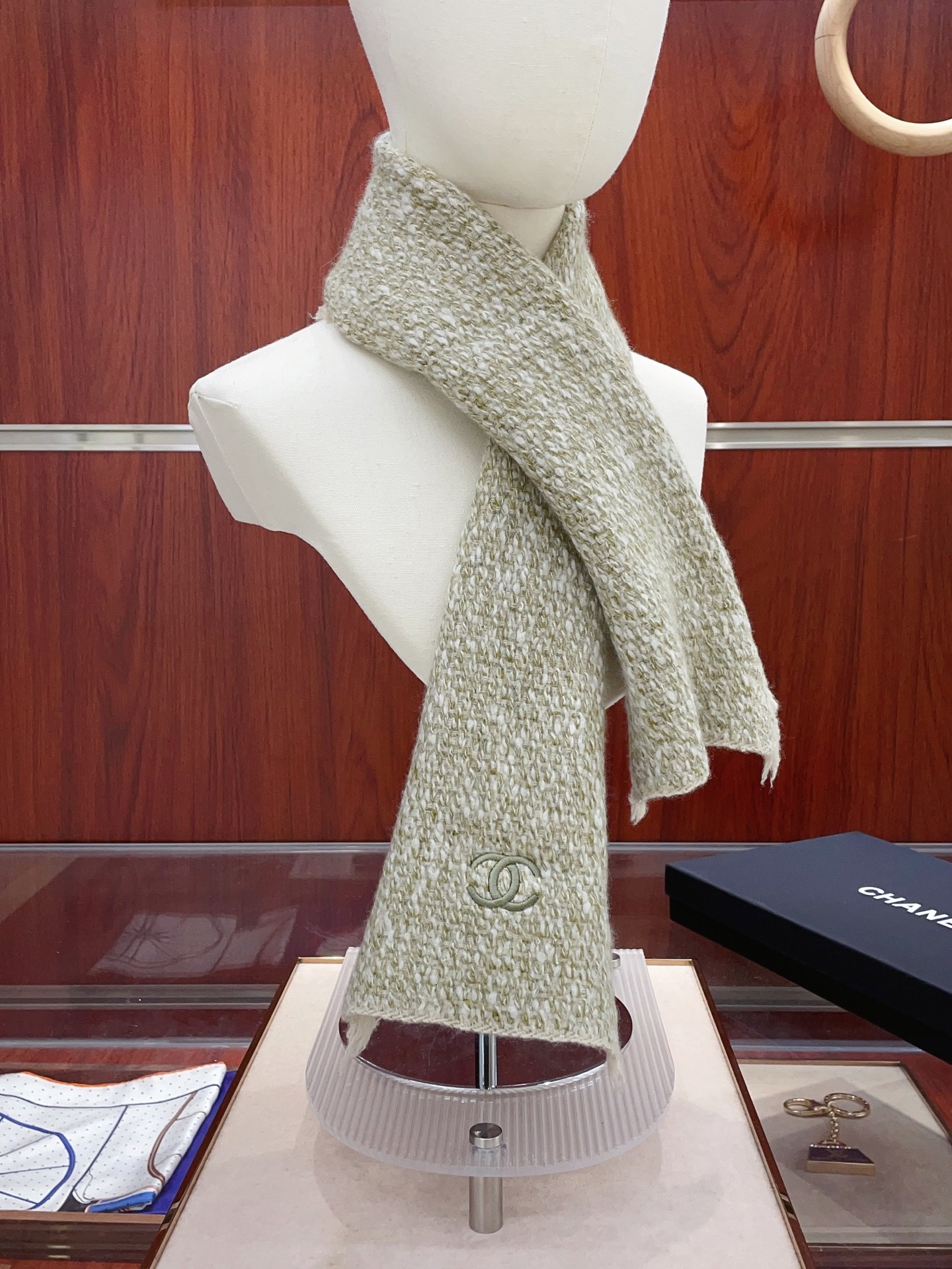 ✨✨【全羊绒款 手感超级好】上新。小香羊绒围巾💥手感好到爆👍品质一流的🎉真正的羊绒精品💥精湛绝伦的刺绣工