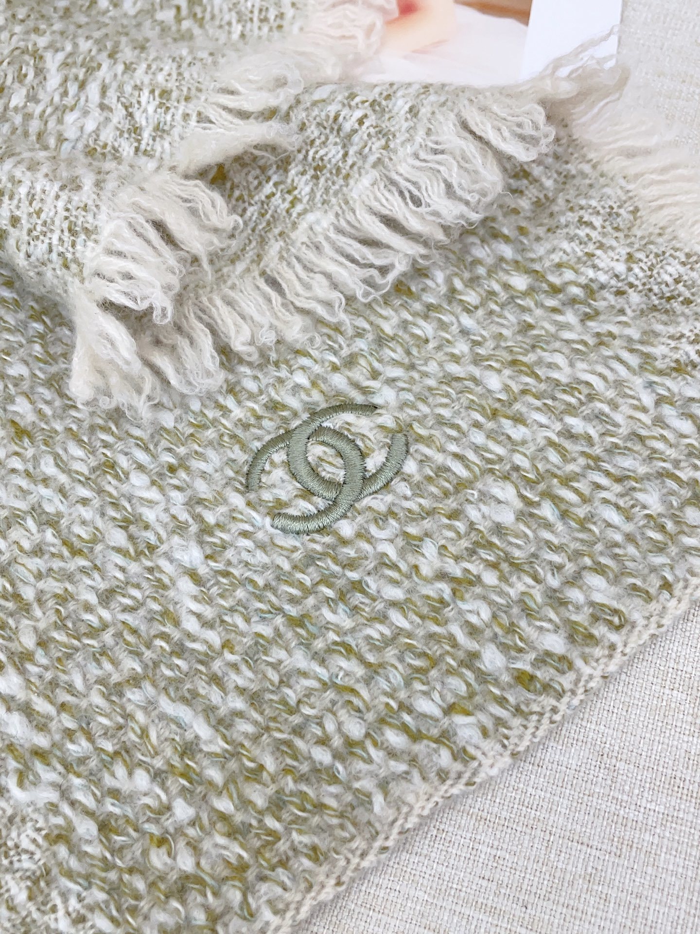 ✨✨【全羊绒款 手感超级好】上新。小香羊绒围巾💥手感好到爆👍品质一流的🎉真正的羊绒精品💥精湛绝伦的刺绣工