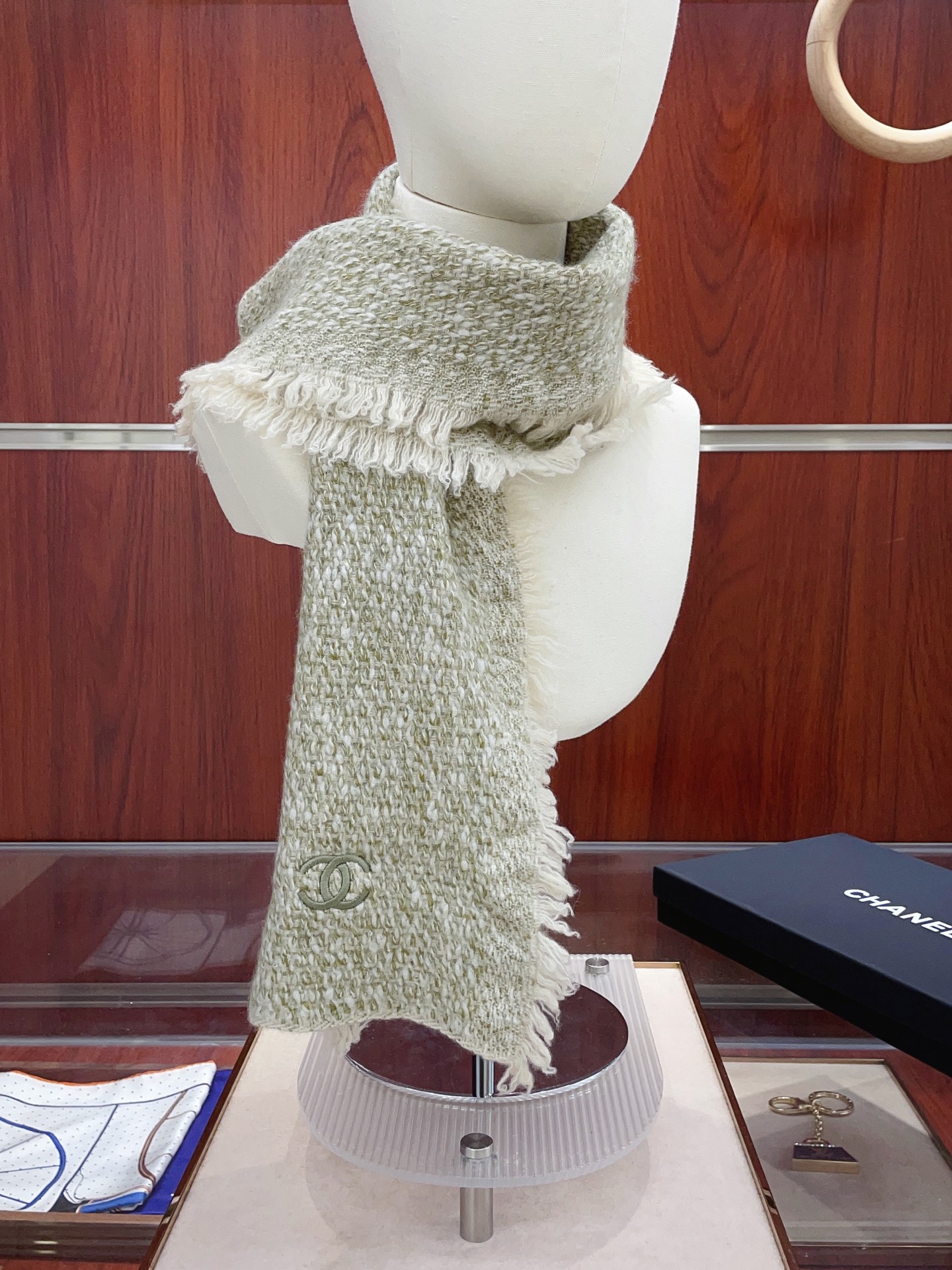 ✨✨【全羊绒款 手感超级好】上新。小香羊绒围巾💥手感好到爆👍品质一流的🎉真正的羊绒精品💥精湛绝伦的刺绣工