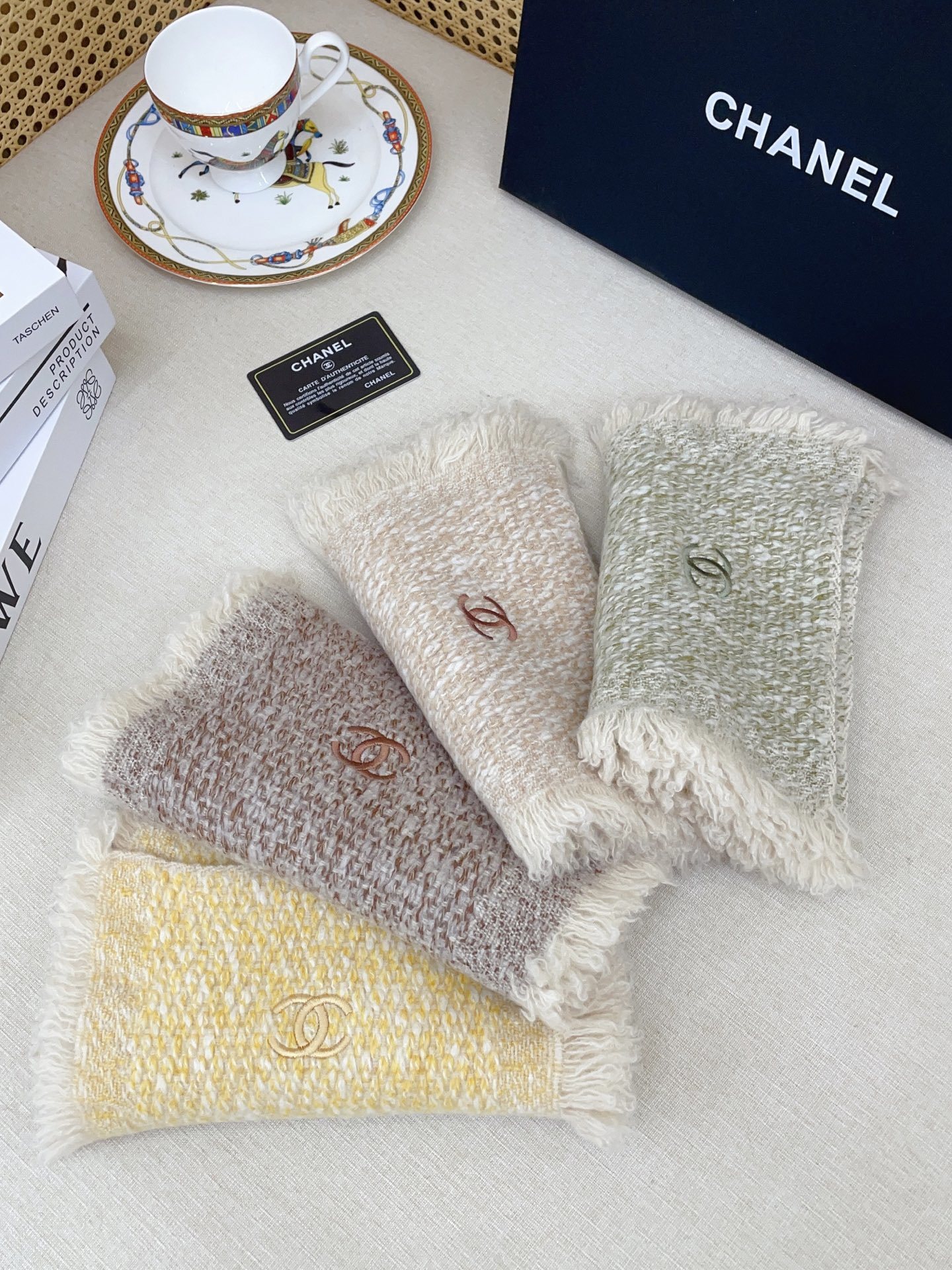 ✨✨【全羊绒款 手感超级好】上新。小香羊绒围巾💥手感好到爆👍品质一流的🎉真正的羊绒精品💥精湛绝伦的刺绣工