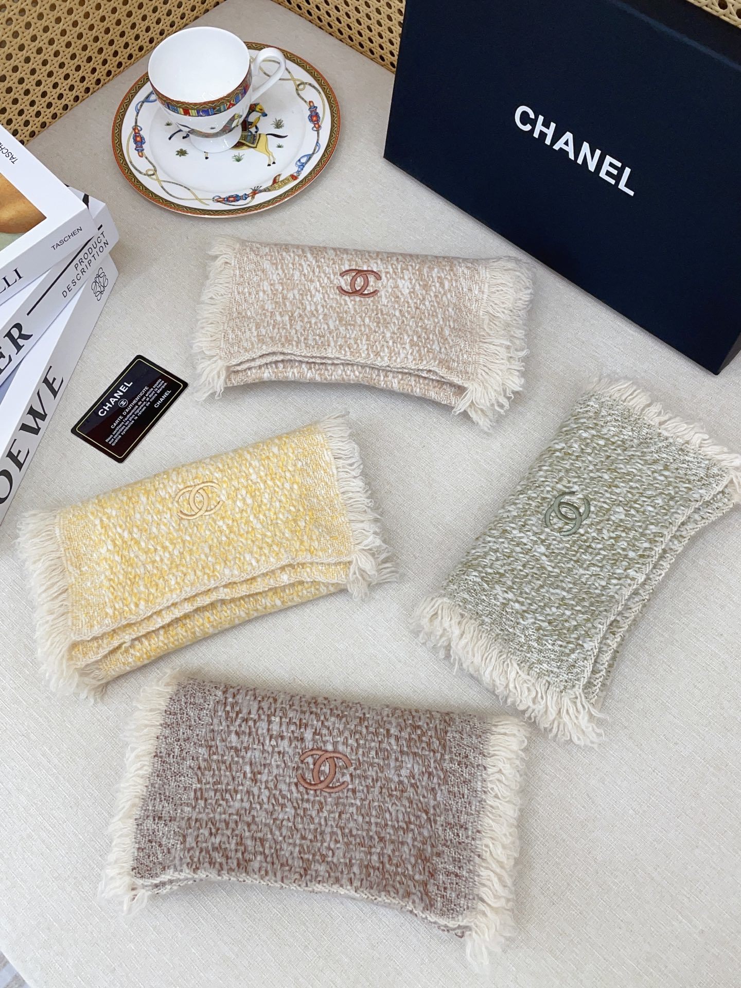 ✨✨【全羊绒款 手感超级好】上新。小香羊绒围巾💥手感好到爆👍品质一流的🎉真正的羊绒精品💥精湛绝伦的刺绣工