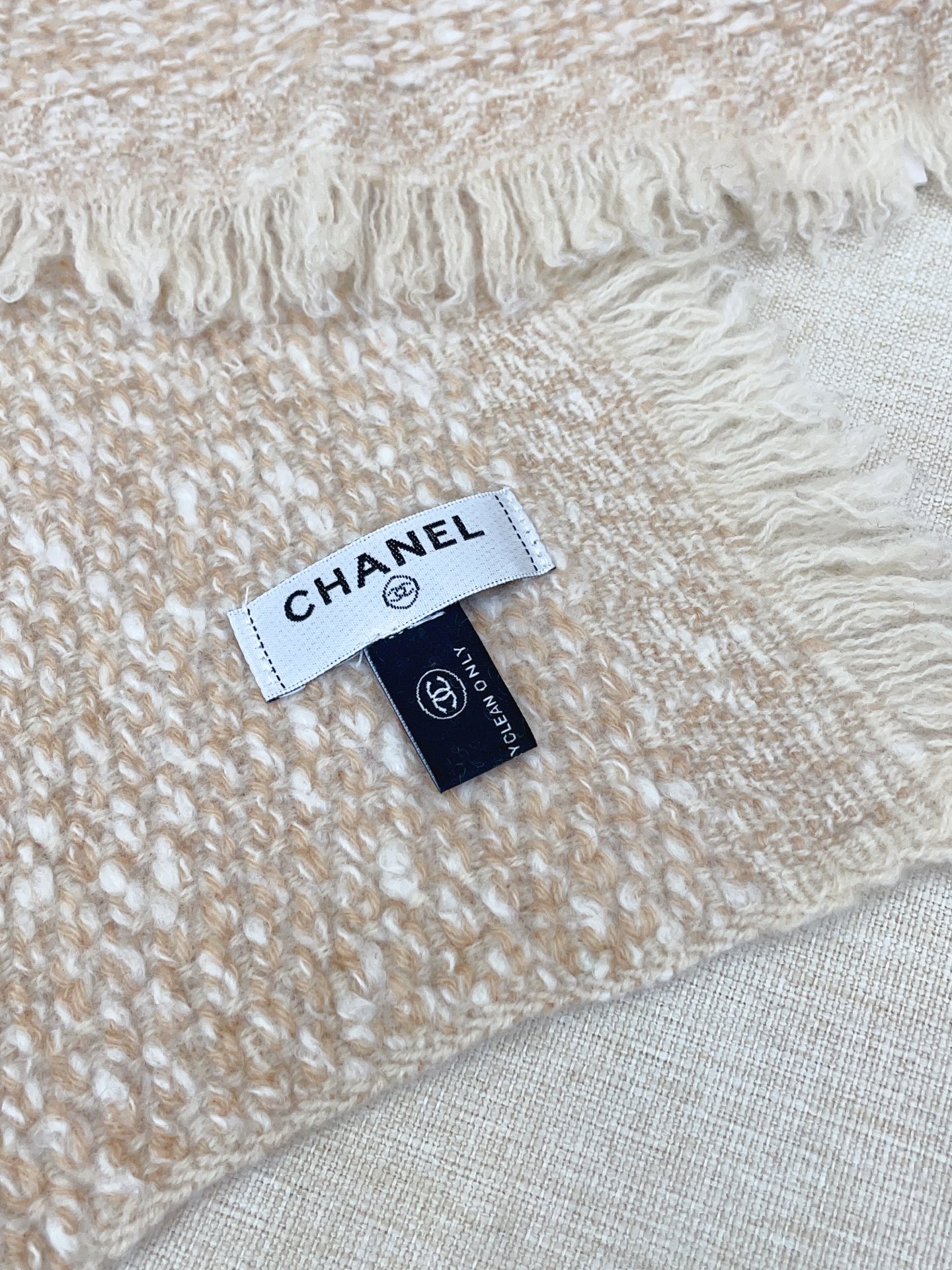 ✨✨【全羊绒款 手感超级好】上新。小香羊绒围巾💥手感好到爆👍品质一流的🎉真正的羊绒精品💥精湛绝伦的刺绣工