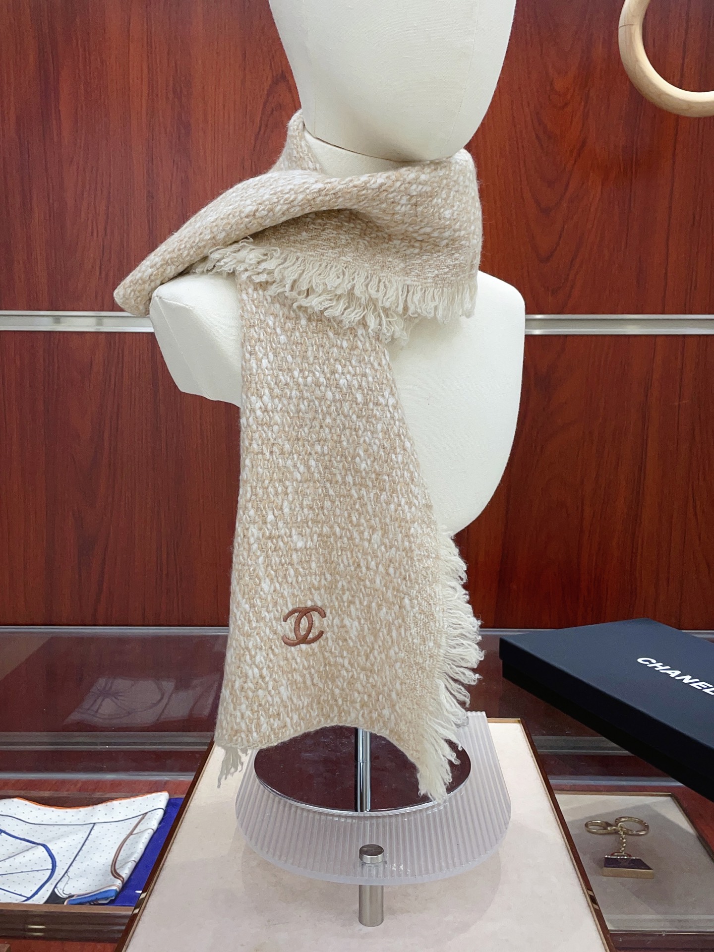 ✨✨【全羊绒款 手感超级好】上新。小香羊绒围巾💥手感好到爆👍品质一流的🎉真正的羊绒精品💥精湛绝伦的刺绣工