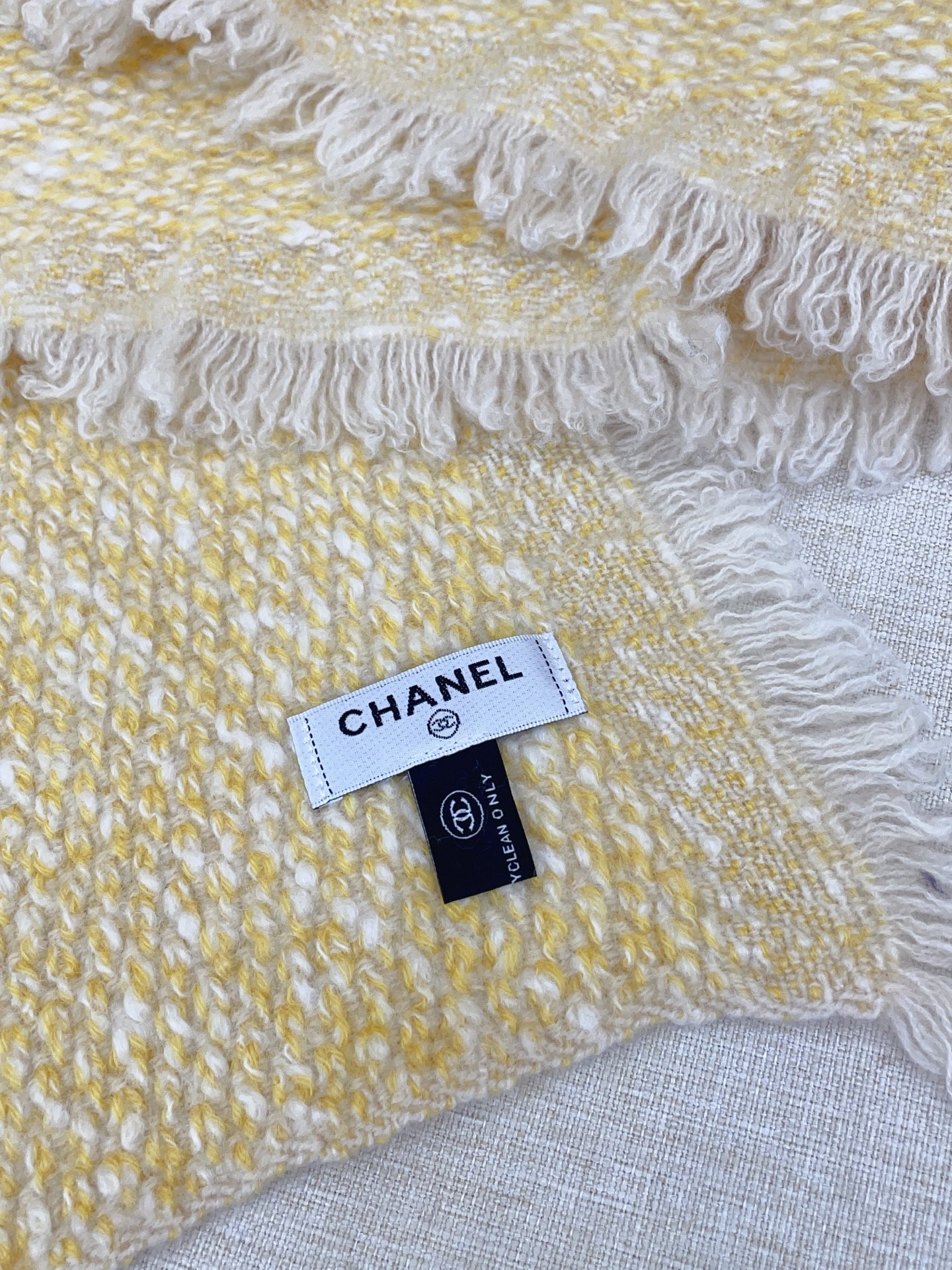 ✨✨【全羊绒款 手感超级好】上新。小香羊绒围巾💥手感好到爆👍品质一流的🎉真正的羊绒精品💥精湛绝伦的刺绣工