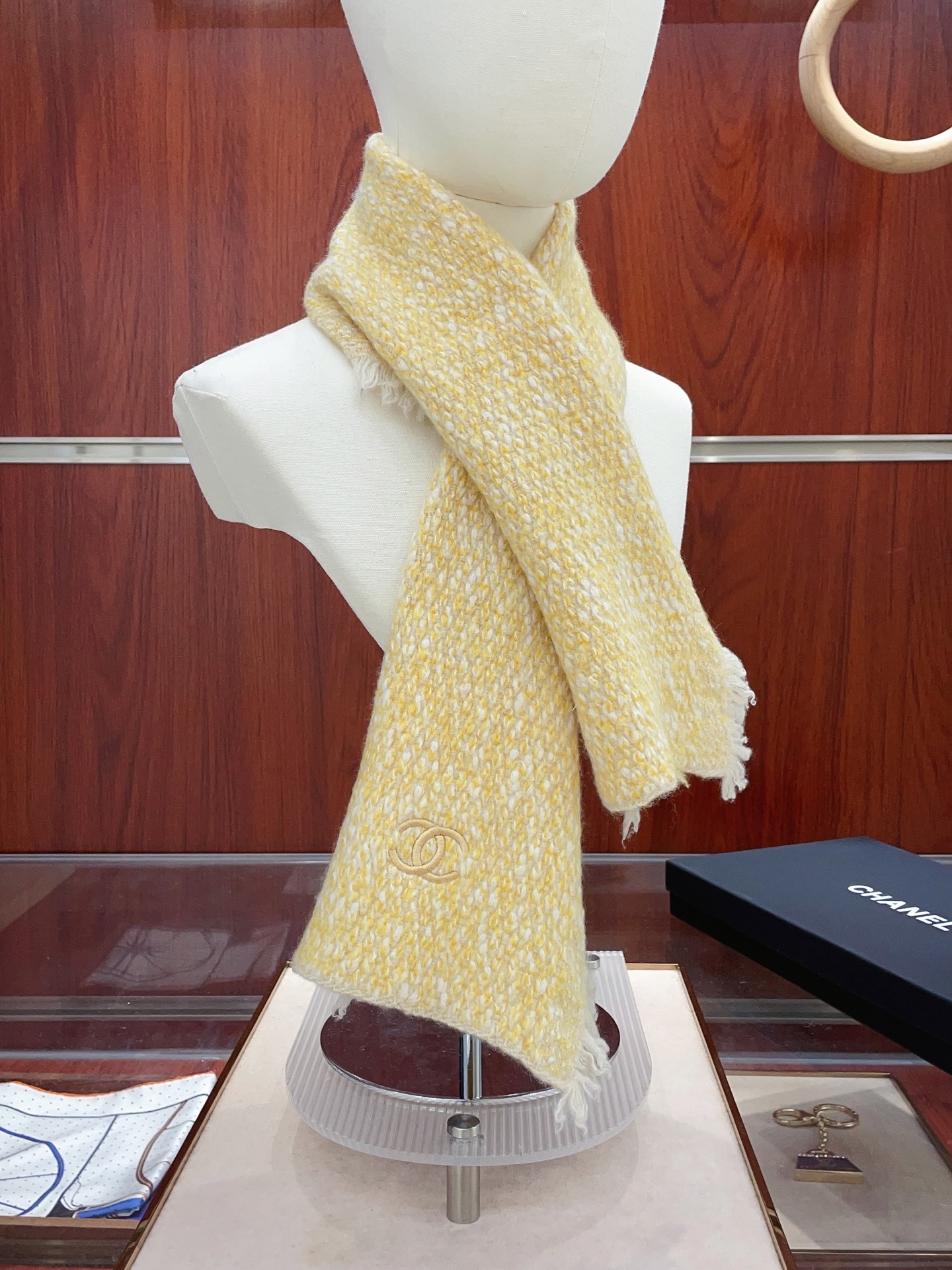 ✨✨【全羊绒款 手感超级好】上新。小香羊绒围巾💥手感好到爆👍品质一流的🎉真正的羊绒精品💥精湛绝伦的刺绣工