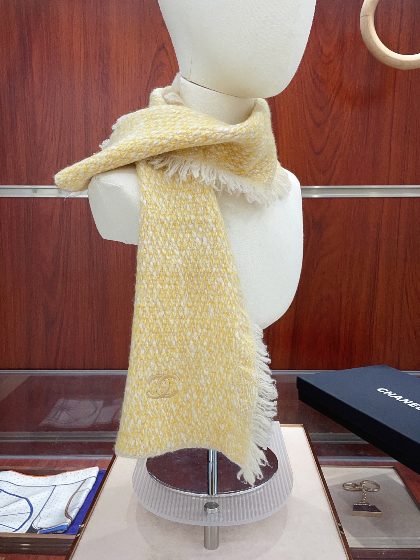 ✨✨【全羊绒款 手感超级好】上新。小香羊绒围巾💥手感好到爆👍品质一流的🎉真正的羊绒精品💥精湛绝伦的刺绣工